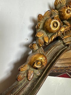 Bellissimo specchio in legno intagliato, verde celadon e dorato, con motivi di frutta