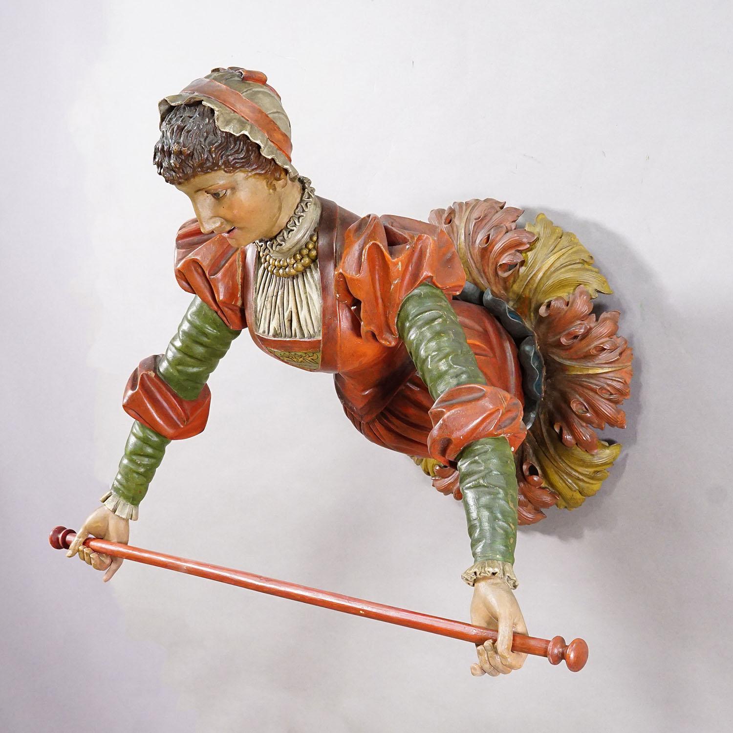 Charmant porte-serviette en bois sculpté ca. 1900

Un grand porte-serviettes unique, sculpté et peint à la main. L'œuvre d'art représente une belle servante victorienne portant une barre en guise de porte-serviettes. Une rareté absolue et un point