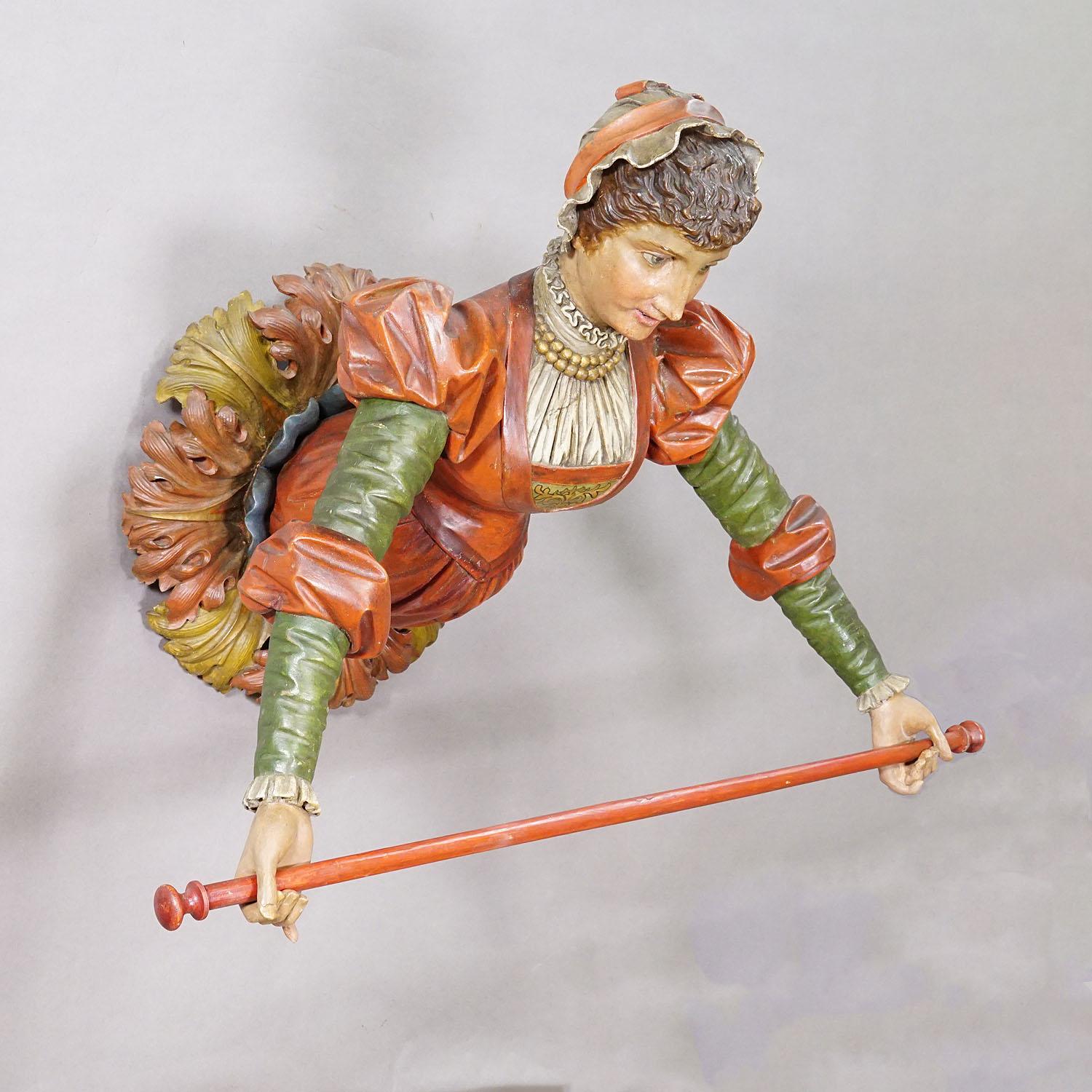 Allemand Charmant porte-serviette en bois sculpté ca. 1900 en vente
