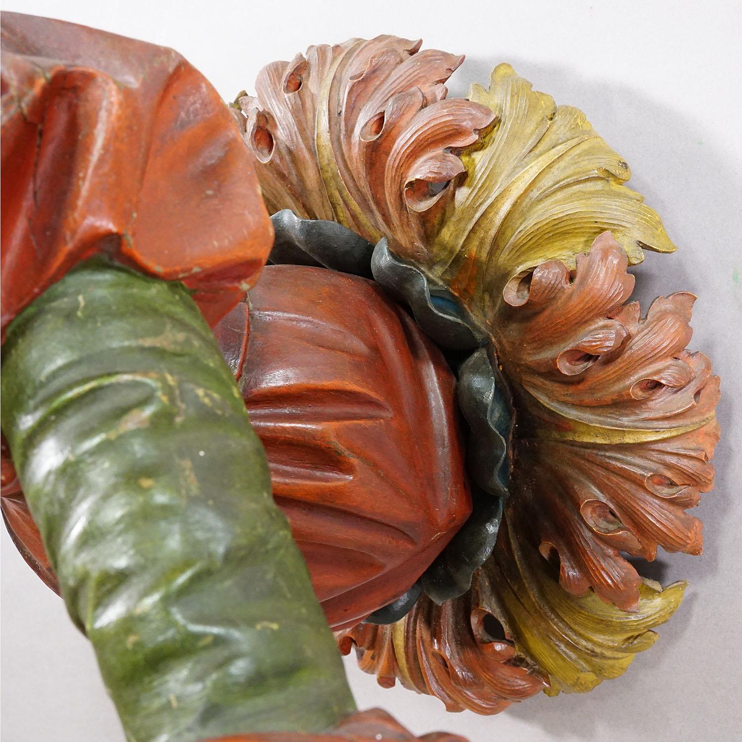 Charmant porte-serviette en bois sculpté ca. 1900 en vente 1