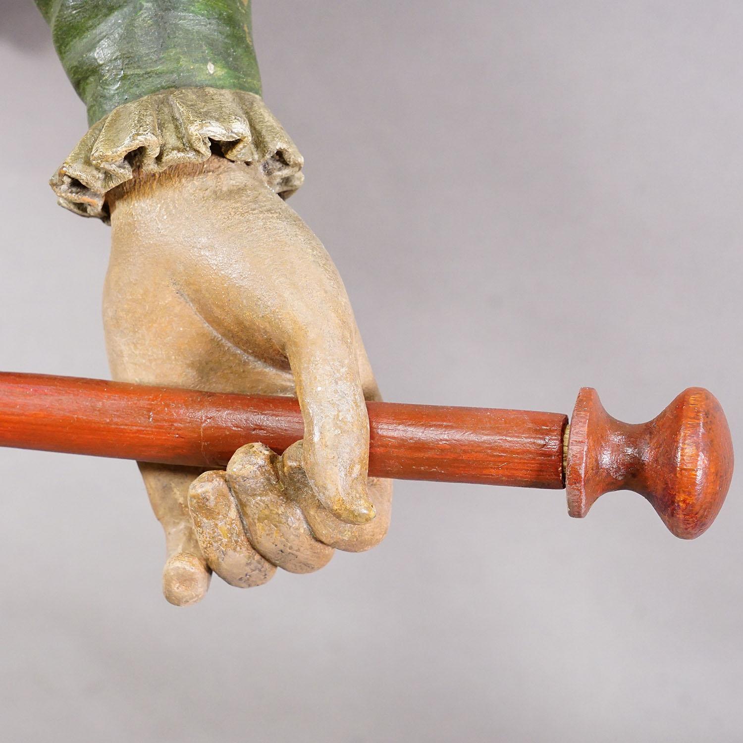 Charmant porte-serviette en bois sculpté ca. 1900 en vente 2