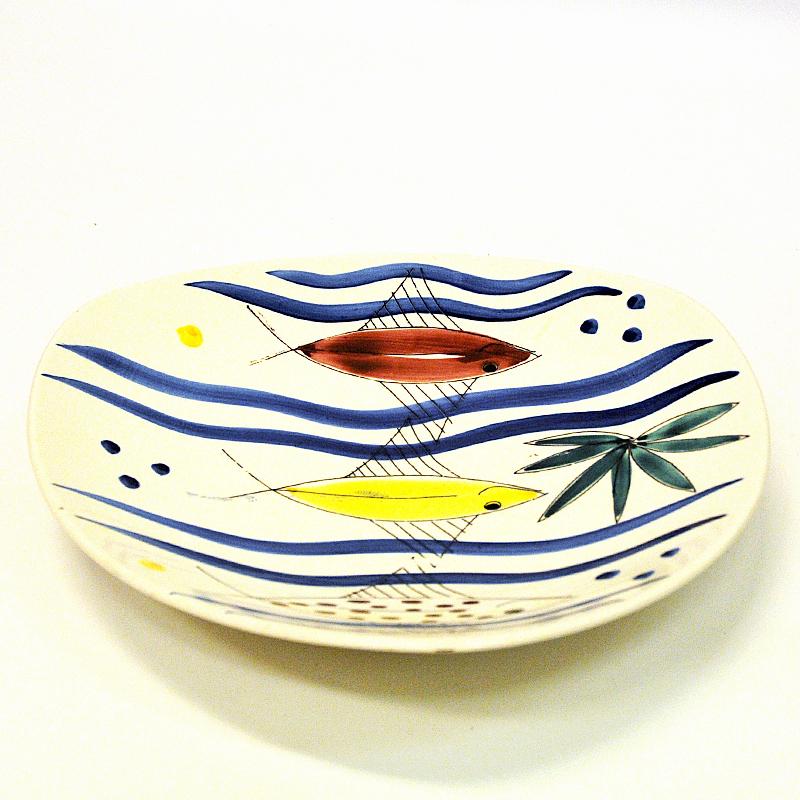 Scandinave moderne Ravissant plat en céramique avec poissons d'Inger Waage, Stavangerflint, Norvège, années 1950 en vente