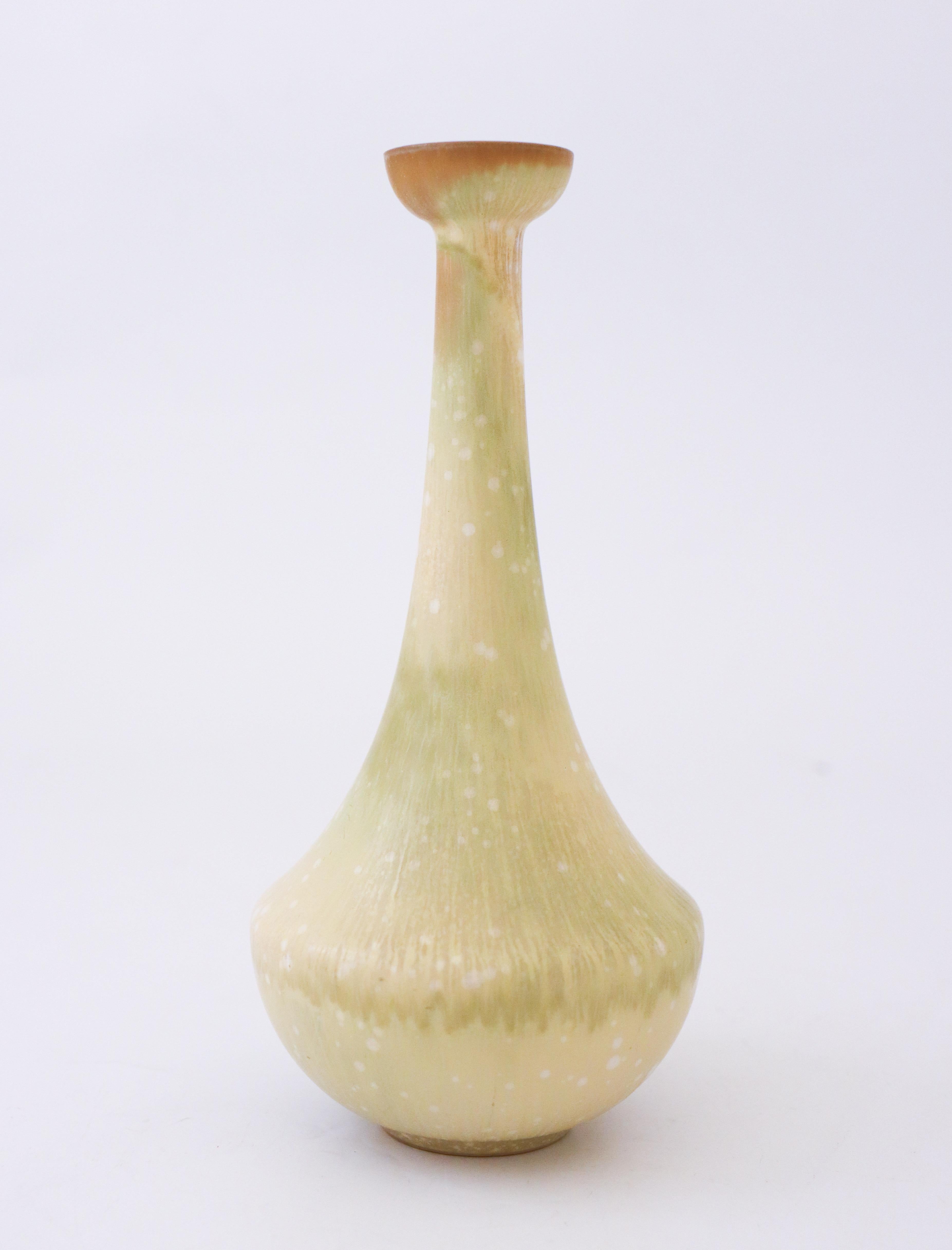 A lovely vase with a green/yellow color designed by Gunnar Nylund at Rörstrand. It is 19 cm high and in mint condition. The vase is marked as 1st quality. 

 