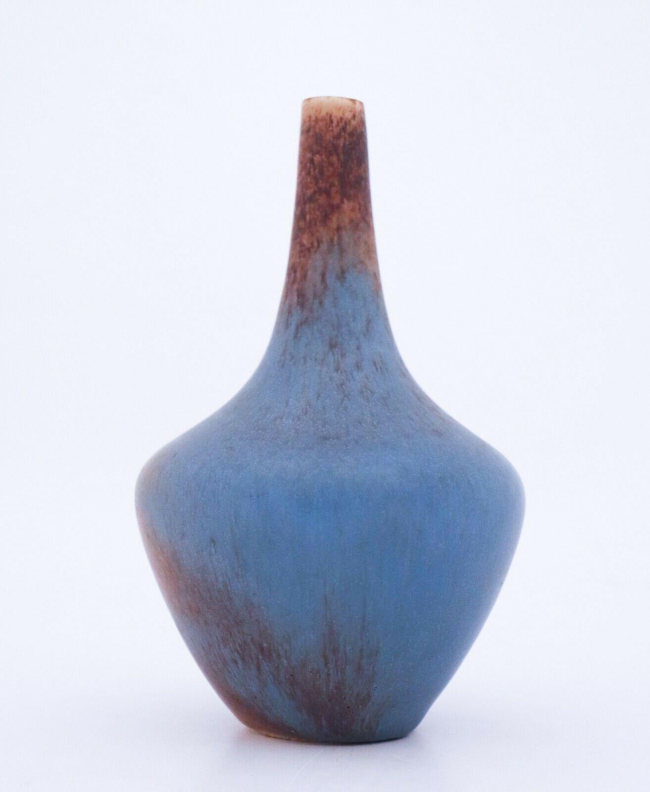 Un vase avec une belle glaçure mouchetée conçu par Gunnar Nylund à Rrstrand. Elle mesure 16 cm de haut et est en très bon état, elle est marquée comme étant de deuxième qualité. 

 