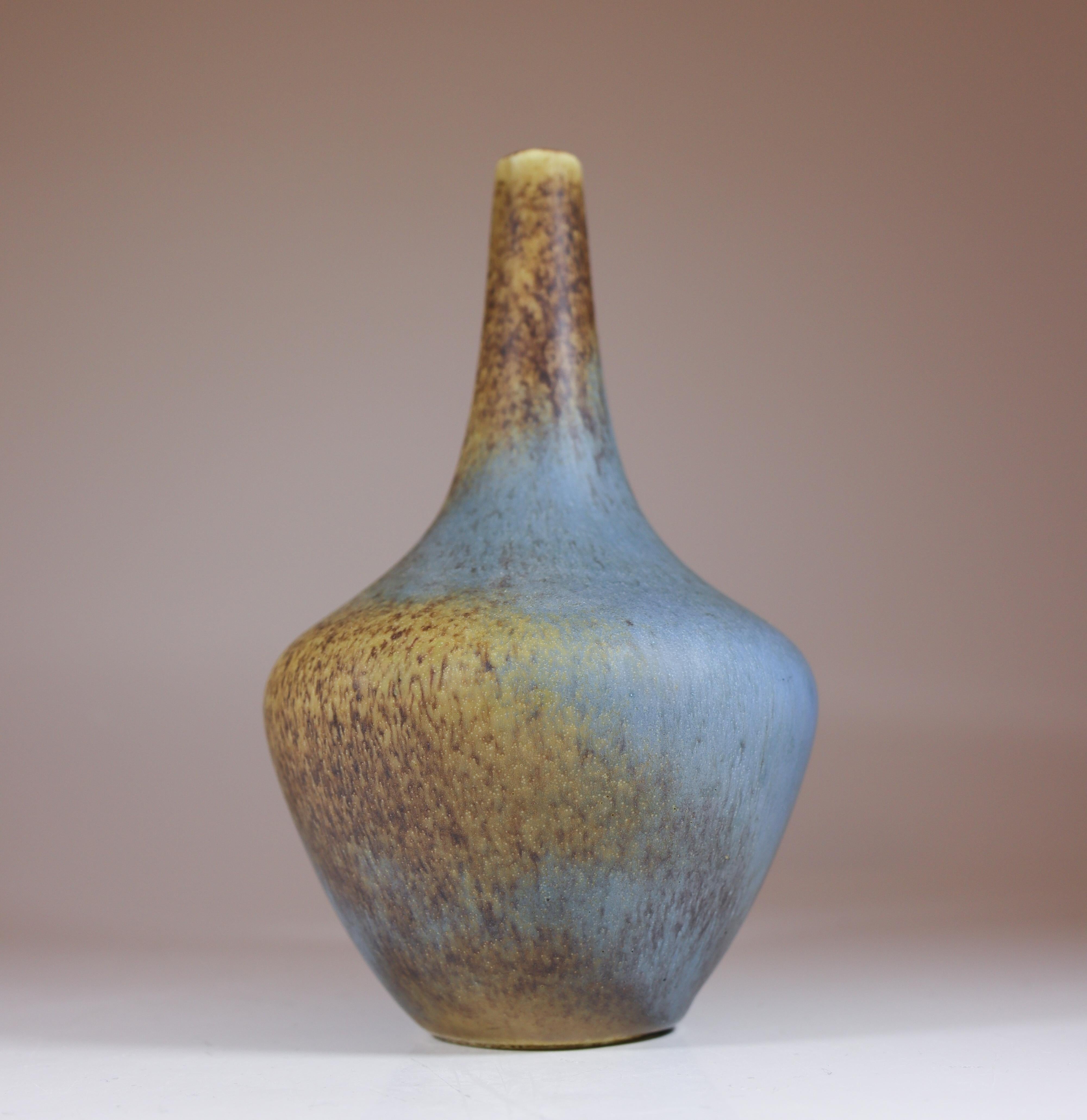 Scandinave moderne Ravissant vase en céramique à glaçure mouchetée, Gunnar Nylund, Rrstrand en vente