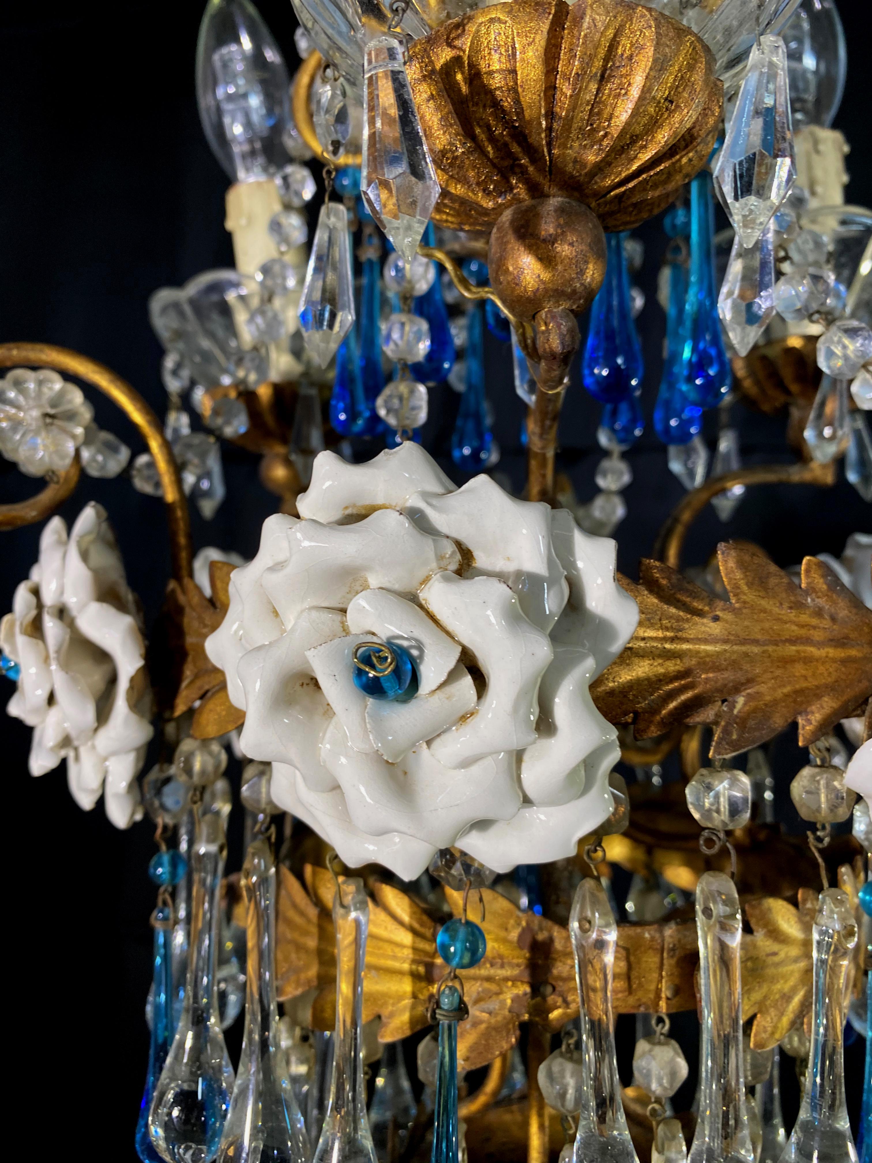 Grazioso lampadario con rose bianche e gocce blu, Murano, anni '50 in vendita 12