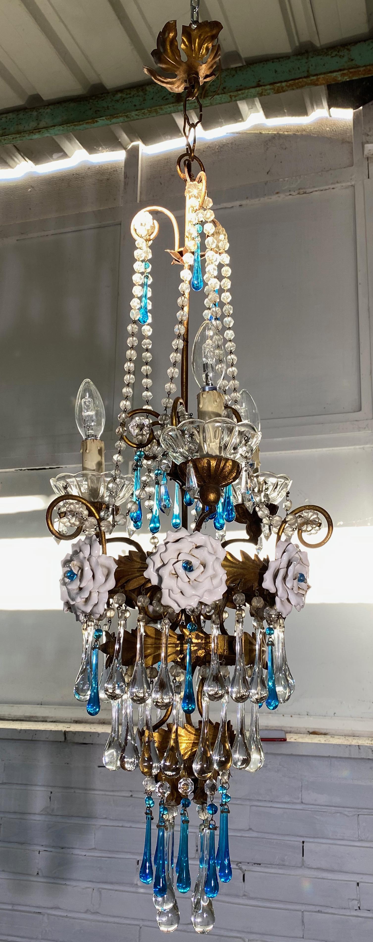 Lovely Chandelier with White Roses and Blue Drops, Murano, 1950s In Good Condition For Sale In Budapest, HU