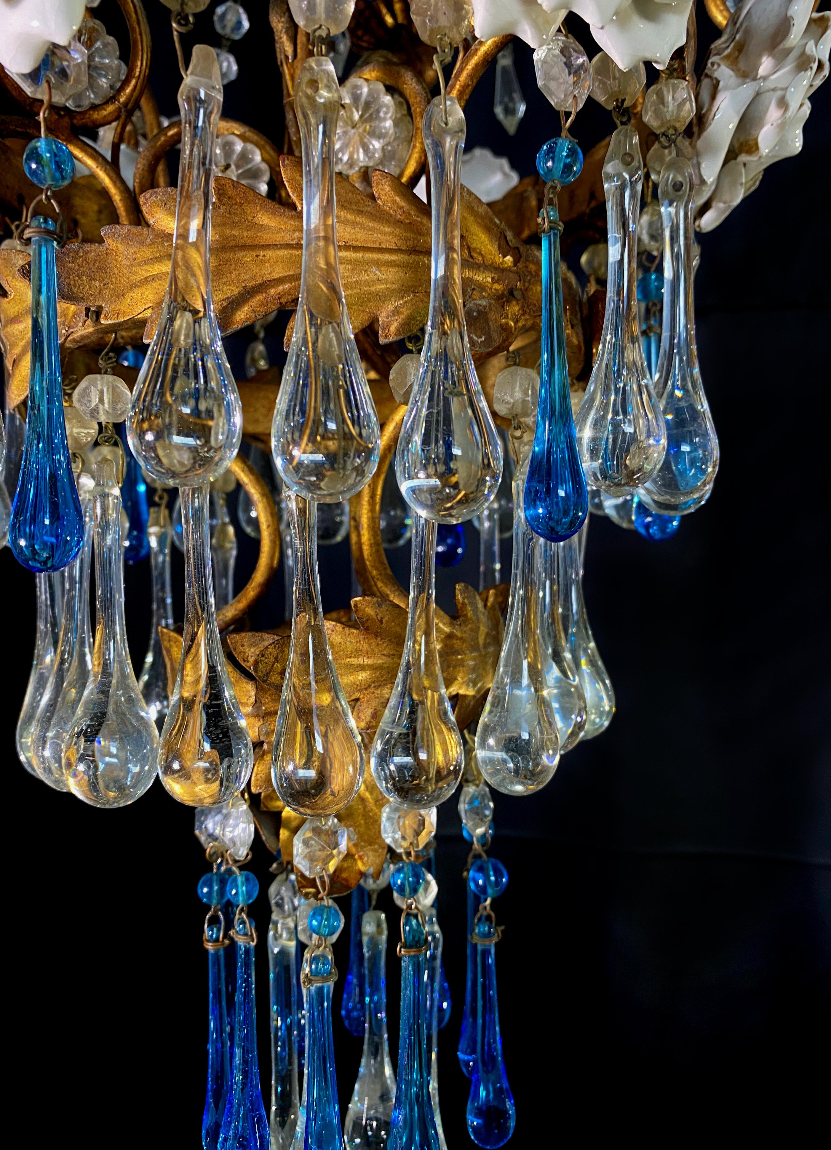Grazioso lampadario con rose bianche e gocce blu, Murano, anni '50 in vendita 1
