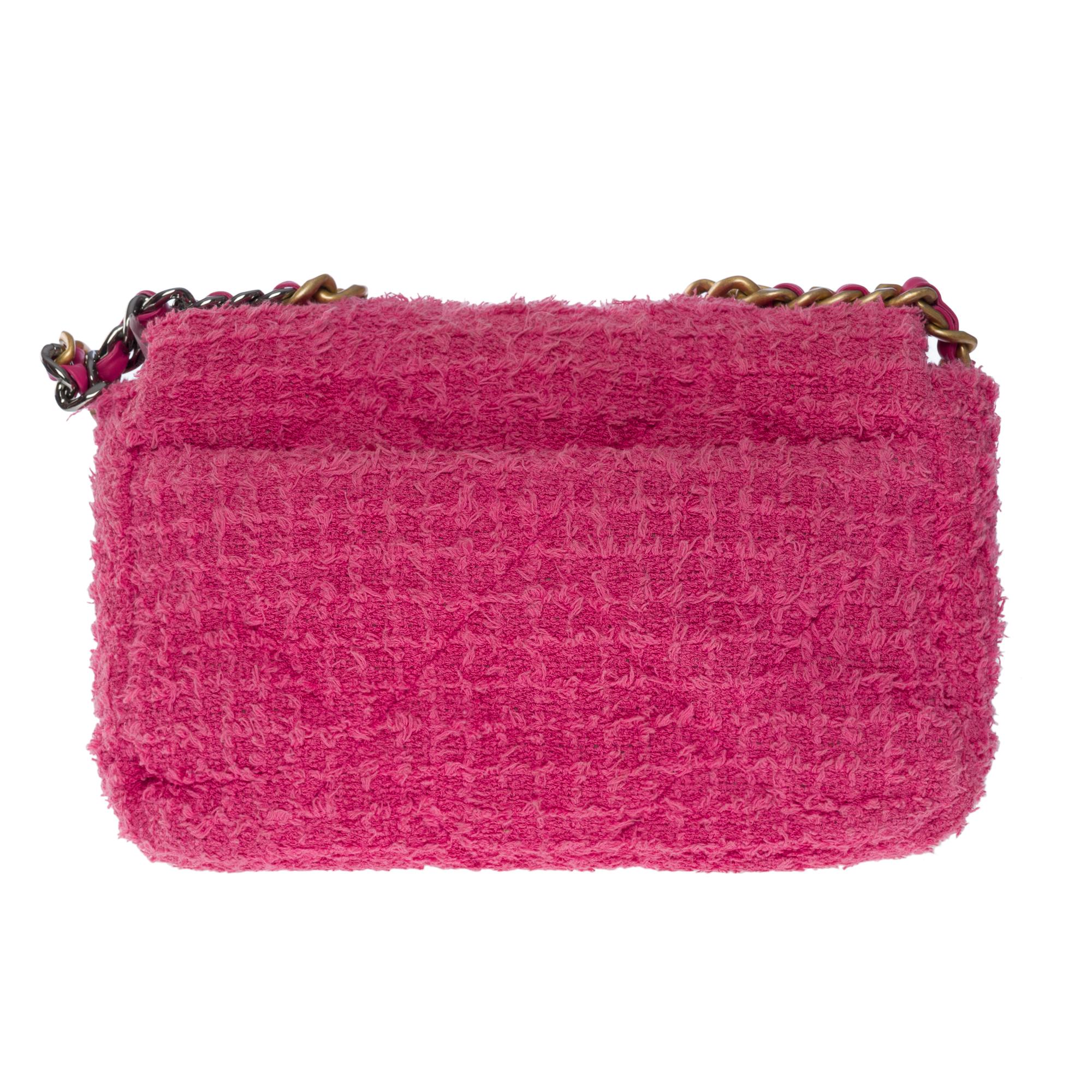 L'incontournable sac à bandoulière Chanel 19 en tweed de coton rose, quincaillerie en métal doré et argenté, poignée en métal doré, une simple poignée en métal doré mat et argenté brillant entrelacée de cuir rose pour un portage à la main ou à