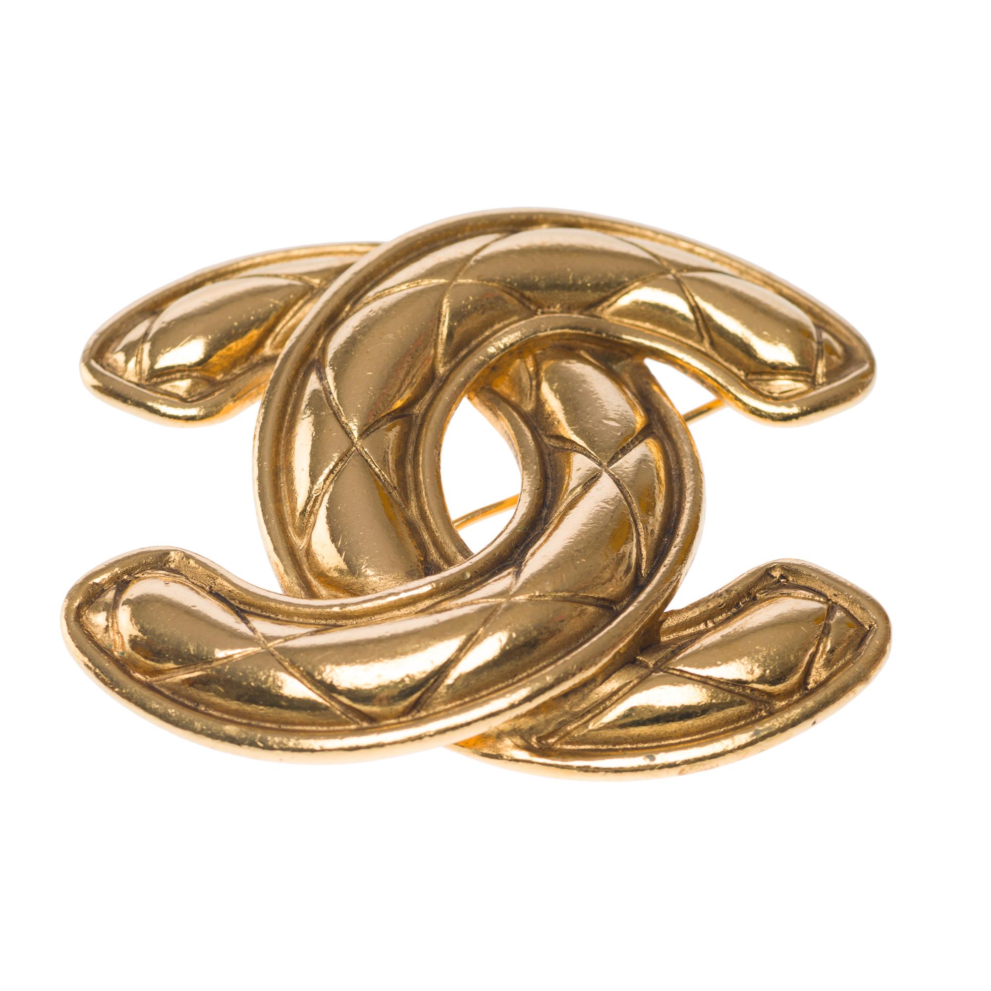 Lovely​ ​CHANEL​ ​Brooch​ ​quilted​ ​diamond​ ​logo​ ​CC​ ​gold​ ​plated​ ​metal
Pin​ ​clasp
Signature:​ ​