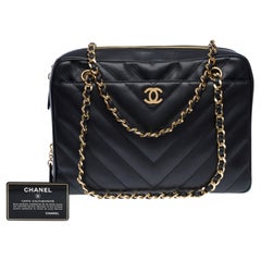 Lovely Chanel Camera shoulder bag in Black Chevron Quilted Lambskin Leather, GHW