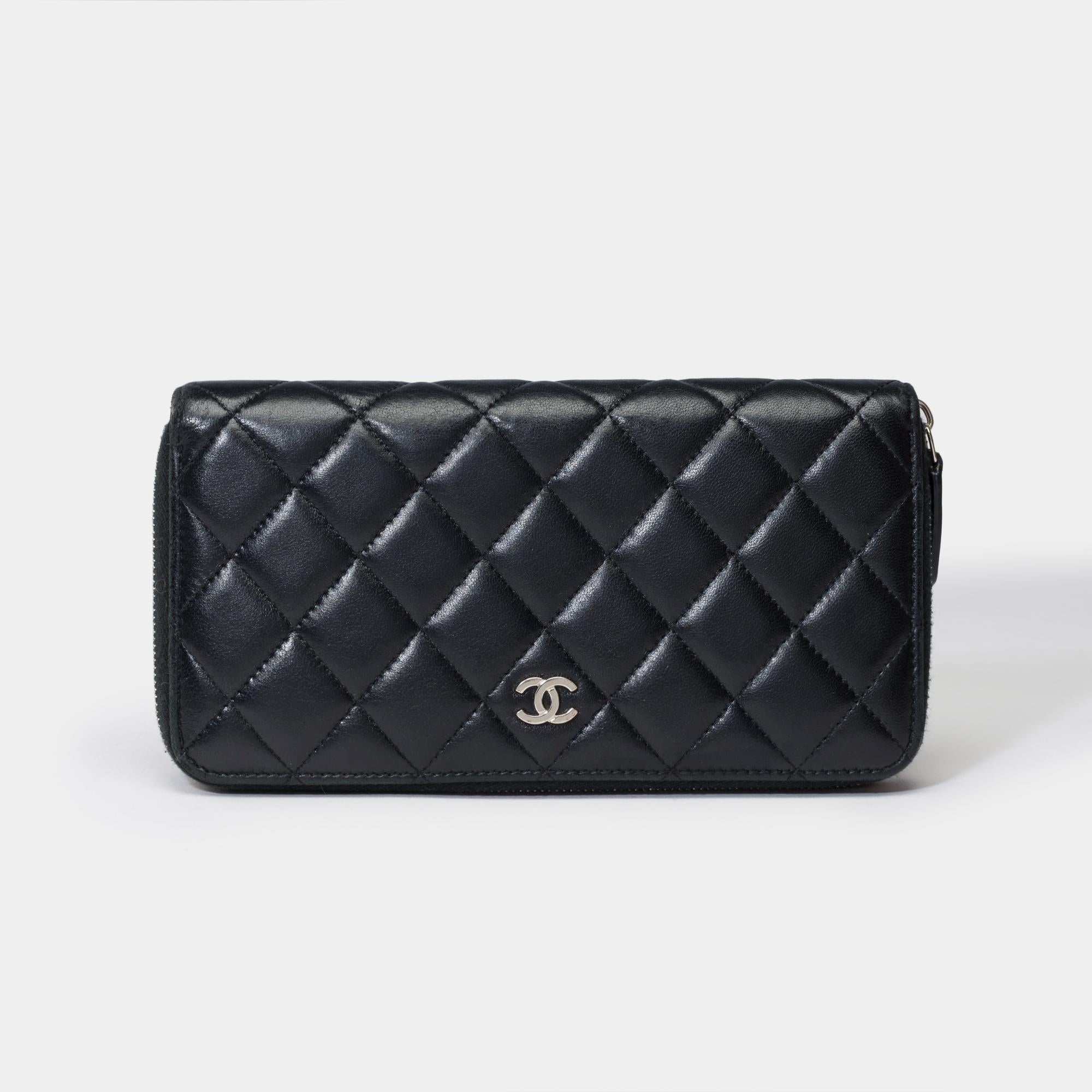 Lovely​ ​Chanel​ ​Wallet​ ​Compagnon​ ​in​ ​black​ ​quilted​ ​lambskin​ ​leather,​ ​silver​ ​metal​ ​trim​ ​for​ ​a​ ​hand​ ​carry

A​ ​patch​ ​pocket​ ​on​ ​the​ ​back​ ​of​ ​the​ ​bag
Zip​ ​closure,​ ​​ ​​ ​silver​ ​CC​ ​logo​ ​clasp
A​ ​patch​