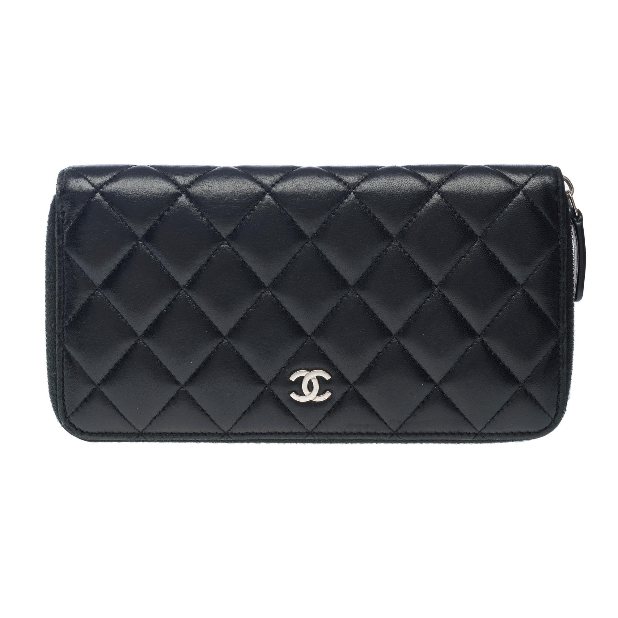 Lovely Chanel Compagnon Wallet in black quilted lambskin leather, SHW In Good Condition For Sale In Paris, IDF
