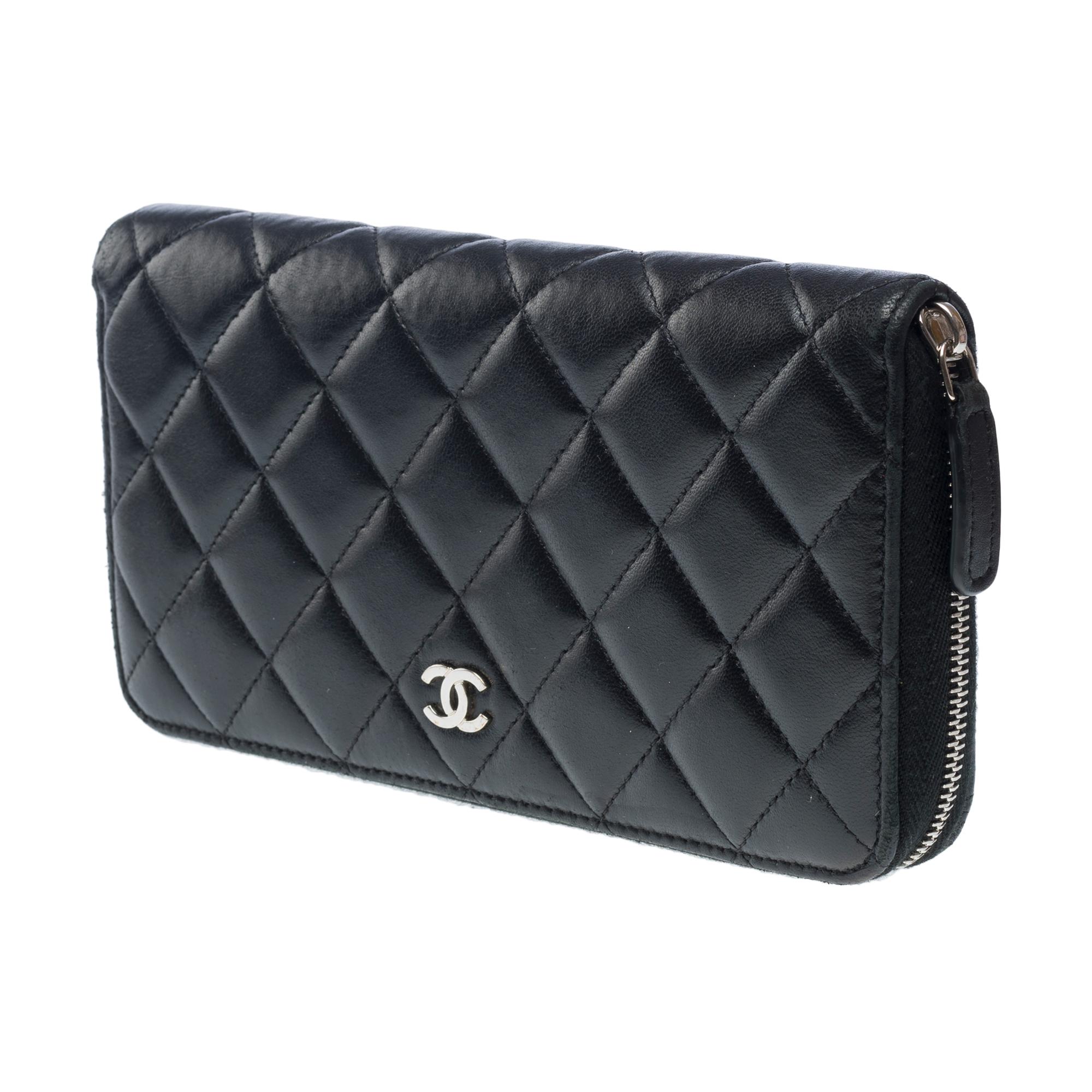 Lovely Chanel Compagnon Wallet in black quilted lambskin leather, SHW For Sale 1