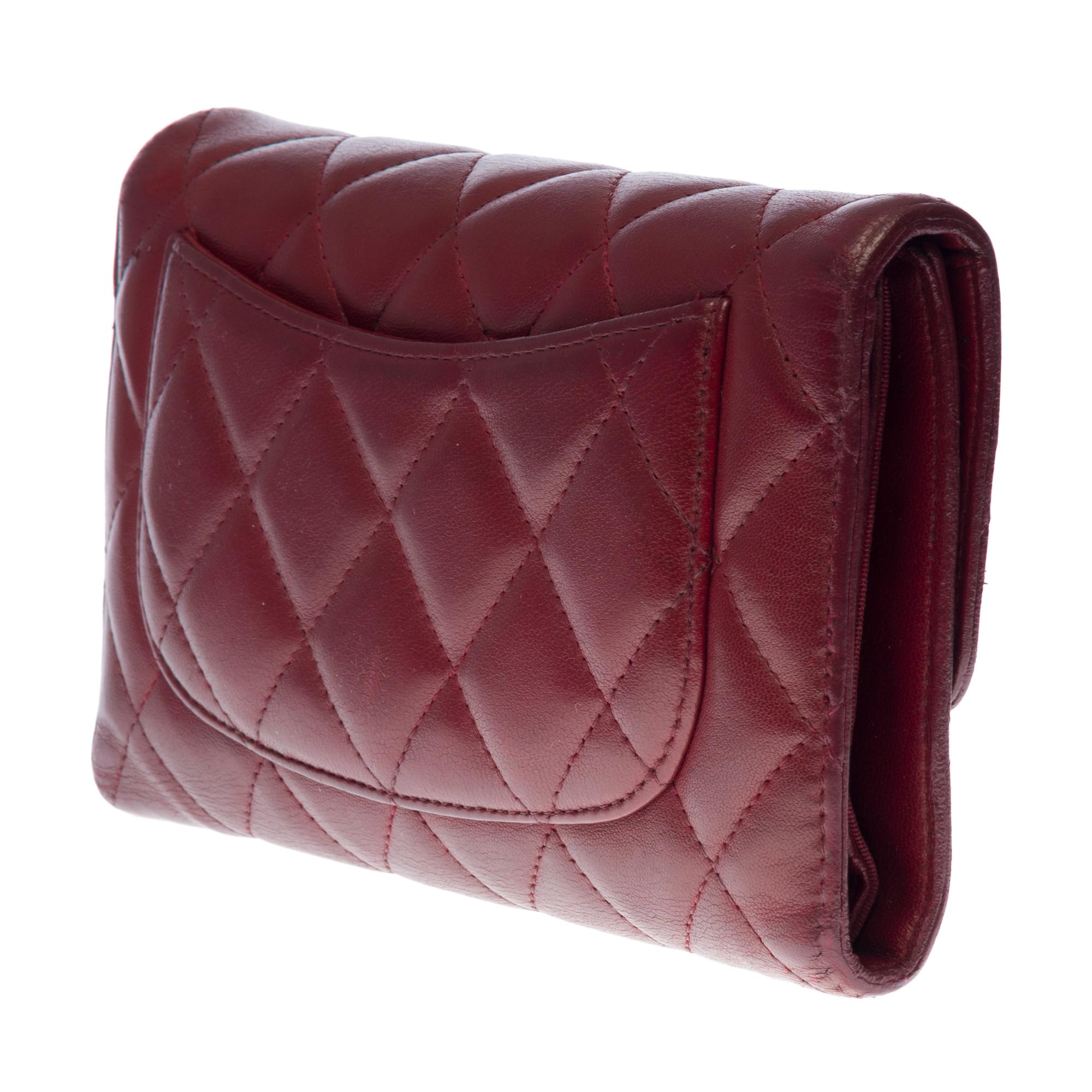 Lovely Chanel Flap Wallet in Burgundy Quilted Lambskin leather, PHW In Good Condition For Sale In Paris, IDF