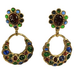 Jolies boucles d'oreilles créoles en verre coulé Chanel, Maison Gripoix