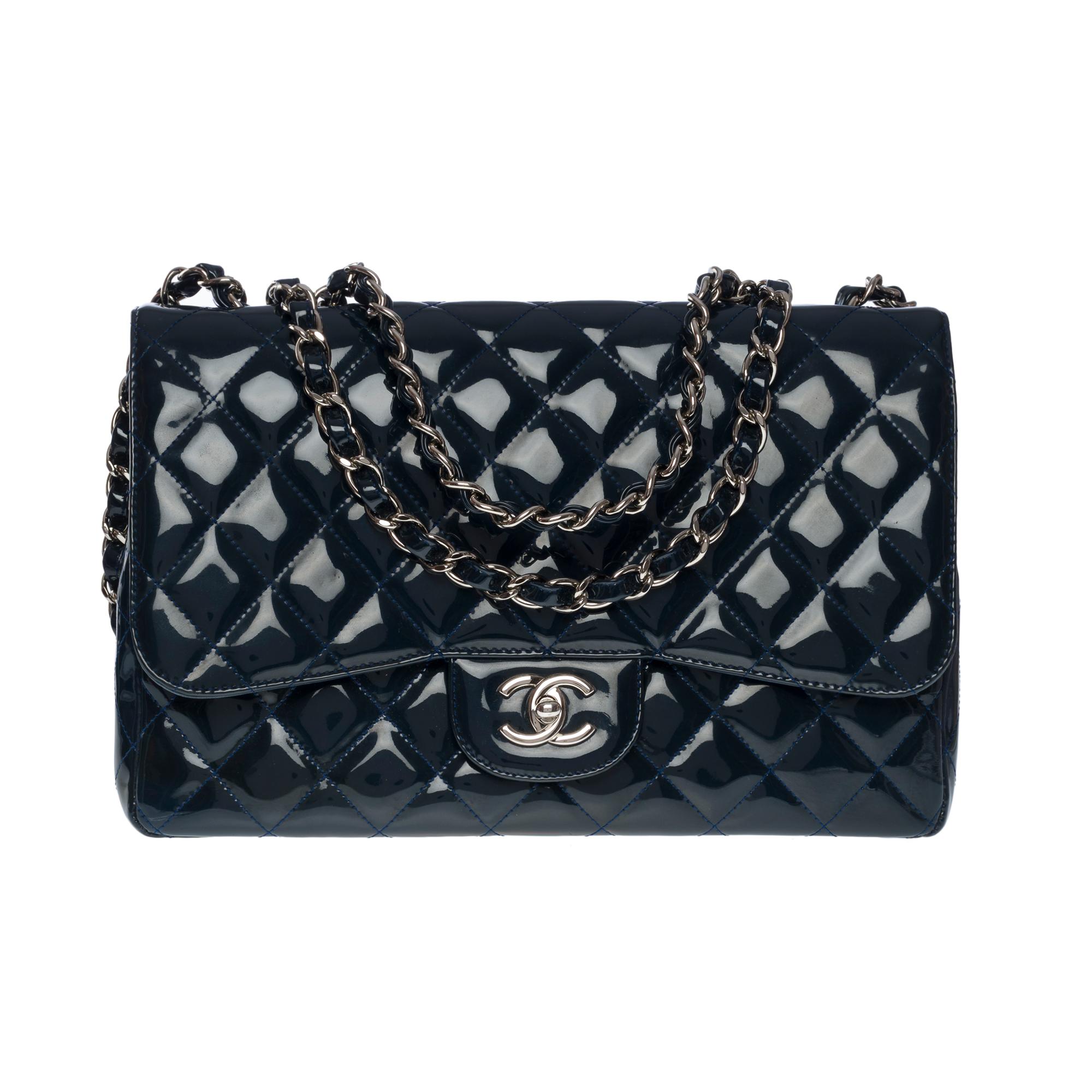 Gorgeous Chanel Timeless jumbo shoulder flap bag in navy blue quilted patent leather , silver metal hardware, silver silver metal chain handle interwoven with blue patent leather for hand or shoulder or crossbody carry

Single flap
Silver metal logo