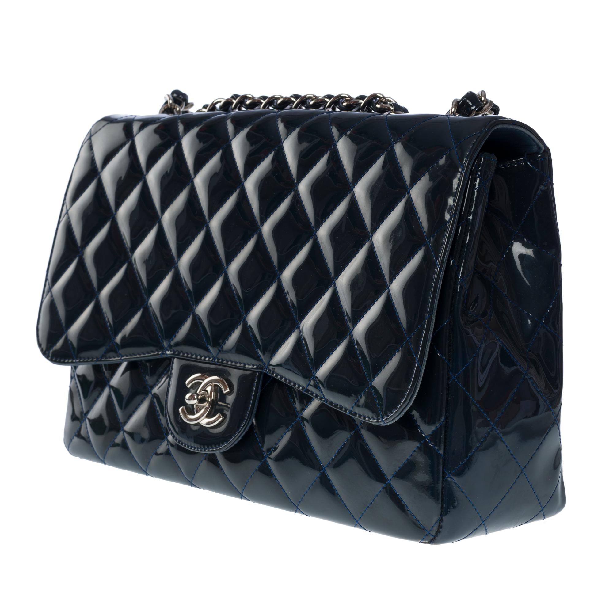 Women's Lovely Chanel Timeless Jumbo shoulder flap bag in Navy blue patent leather, SHW