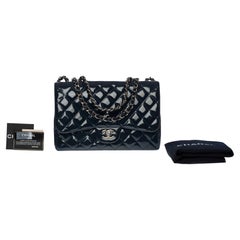 Lovely Chanel Timeless Jumbo shoulder flap bag in Navy blue patent leather, SHW