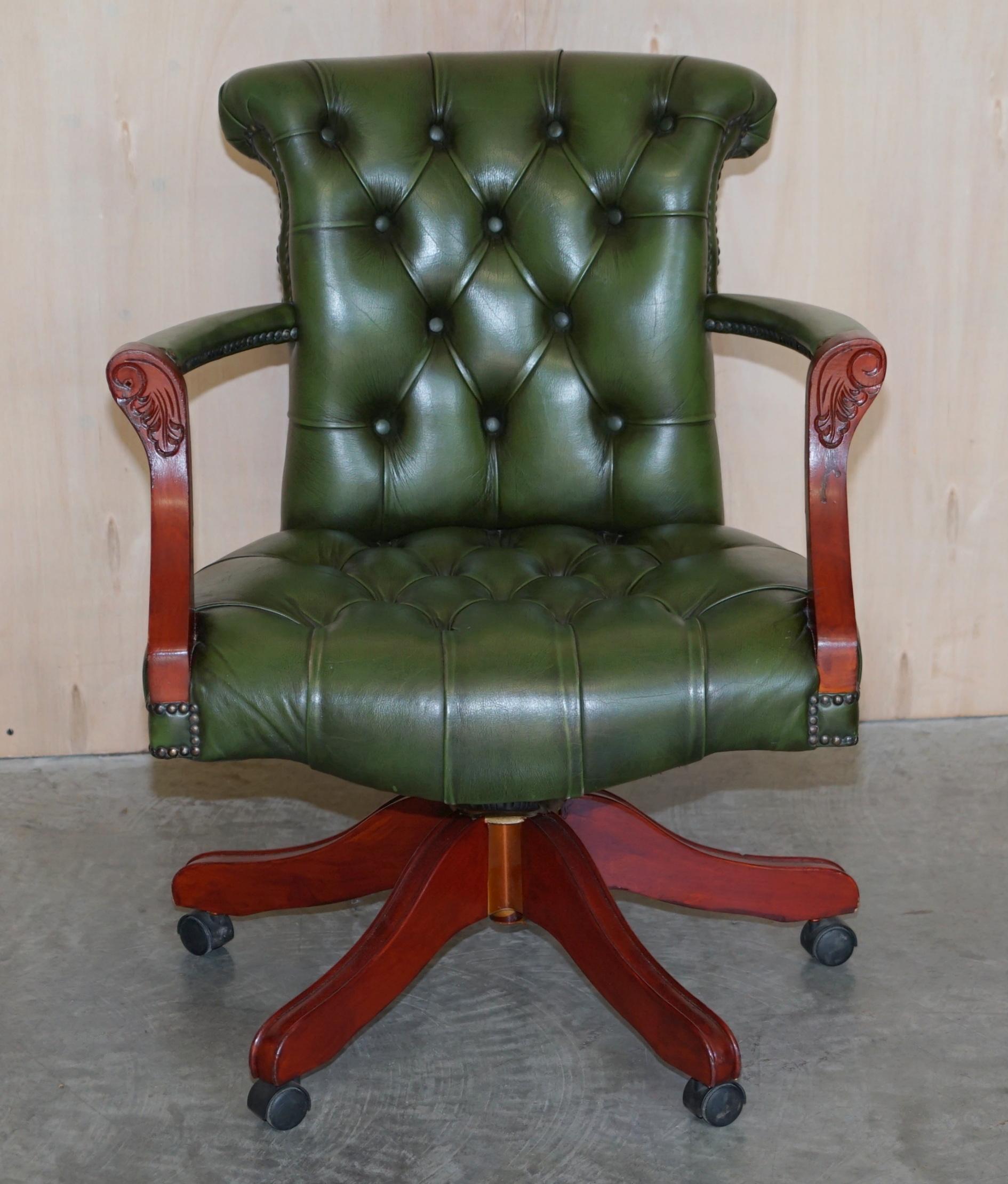 We are delighted to offer for sale this lovely handmade Chesterfield buttoned green leather Captains or Directors armchair.

A good looking well-made and decorative captain’s chair, it has a light beech wood frame with a mahogany finish and green
