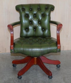 Ravissant fauteuil de réalisateur Chesterfield en cuir vert entièrement boutonné