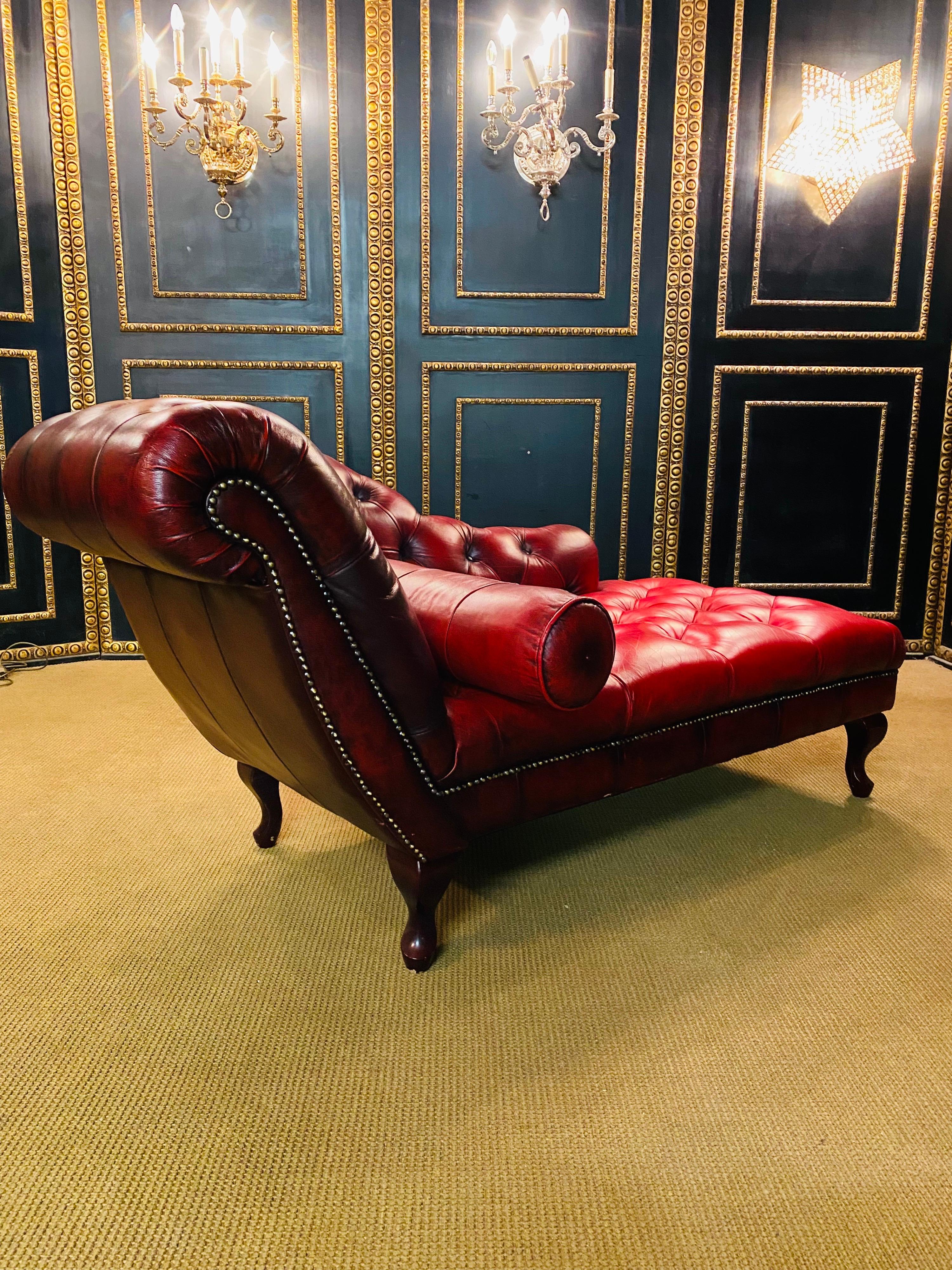 Lovely original vintage Chesterfield Red Leather Chaise Lounge Daybed Sofa For Sale 2