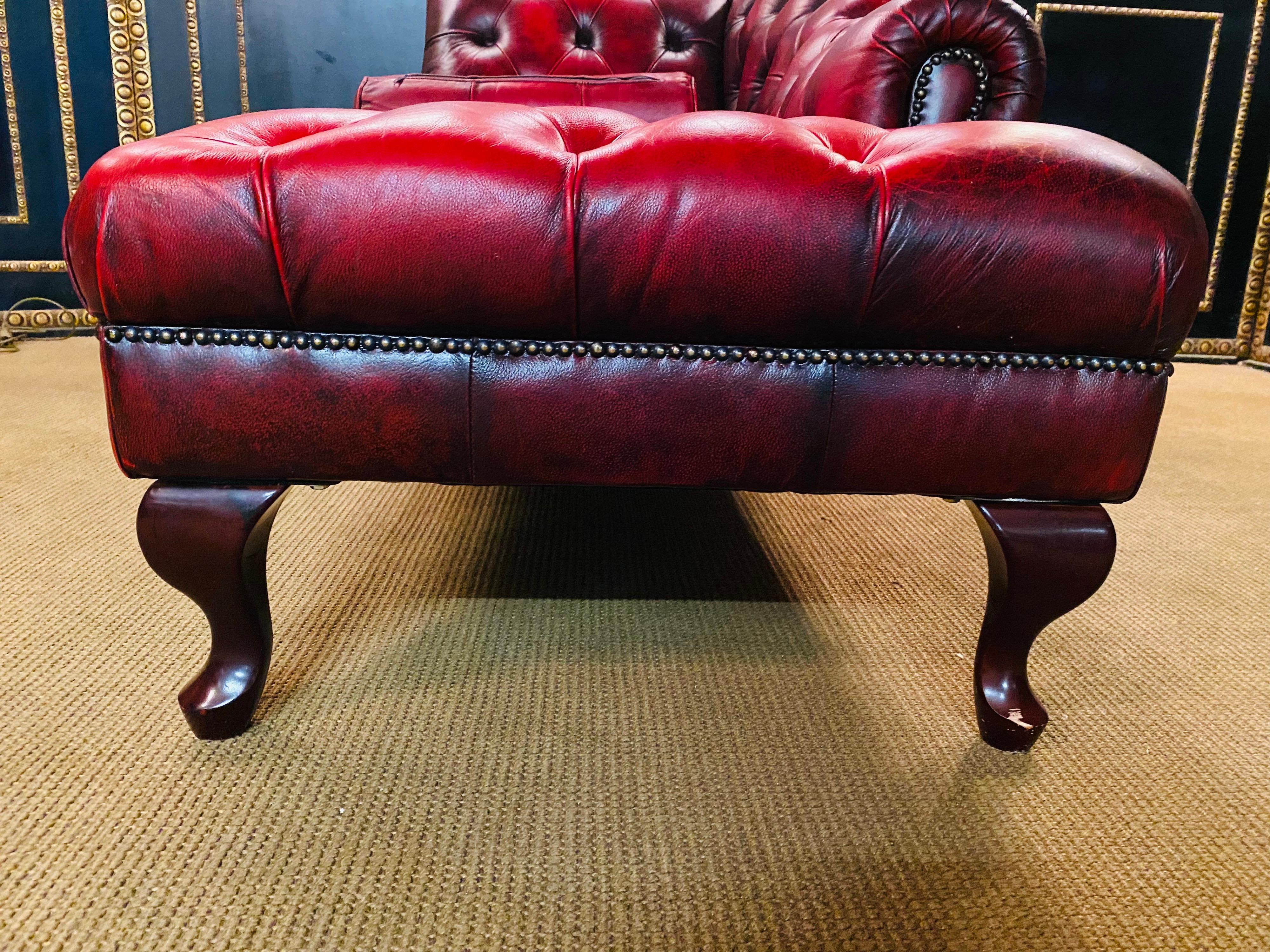Lovely original vintage Chesterfield Red Leather Chaise Lounge Daybed Sofa For Sale 7