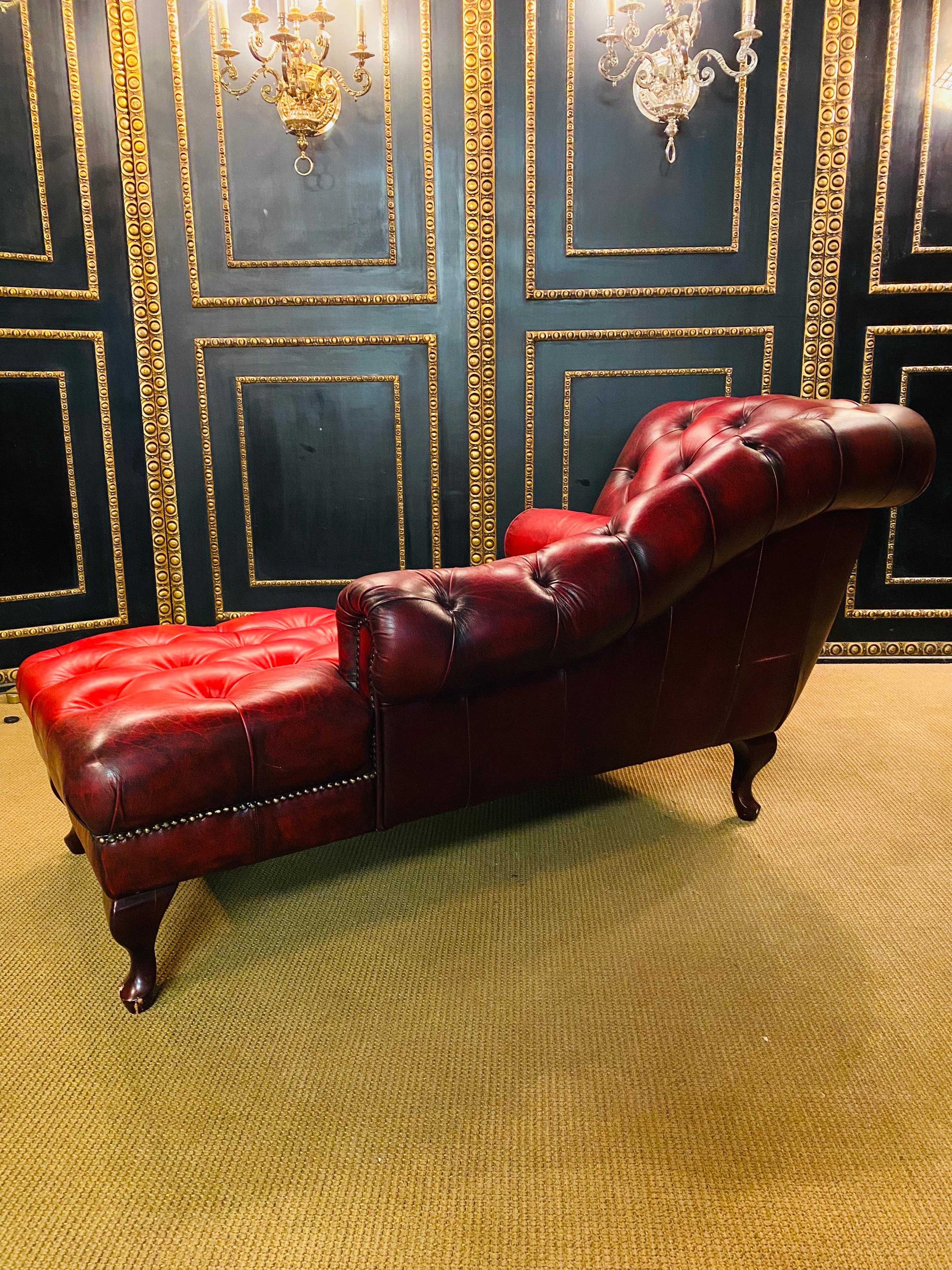 Lovely original vintage Chesterfield Red Leather Chaise Lounge Daybed Sofa For Sale 8