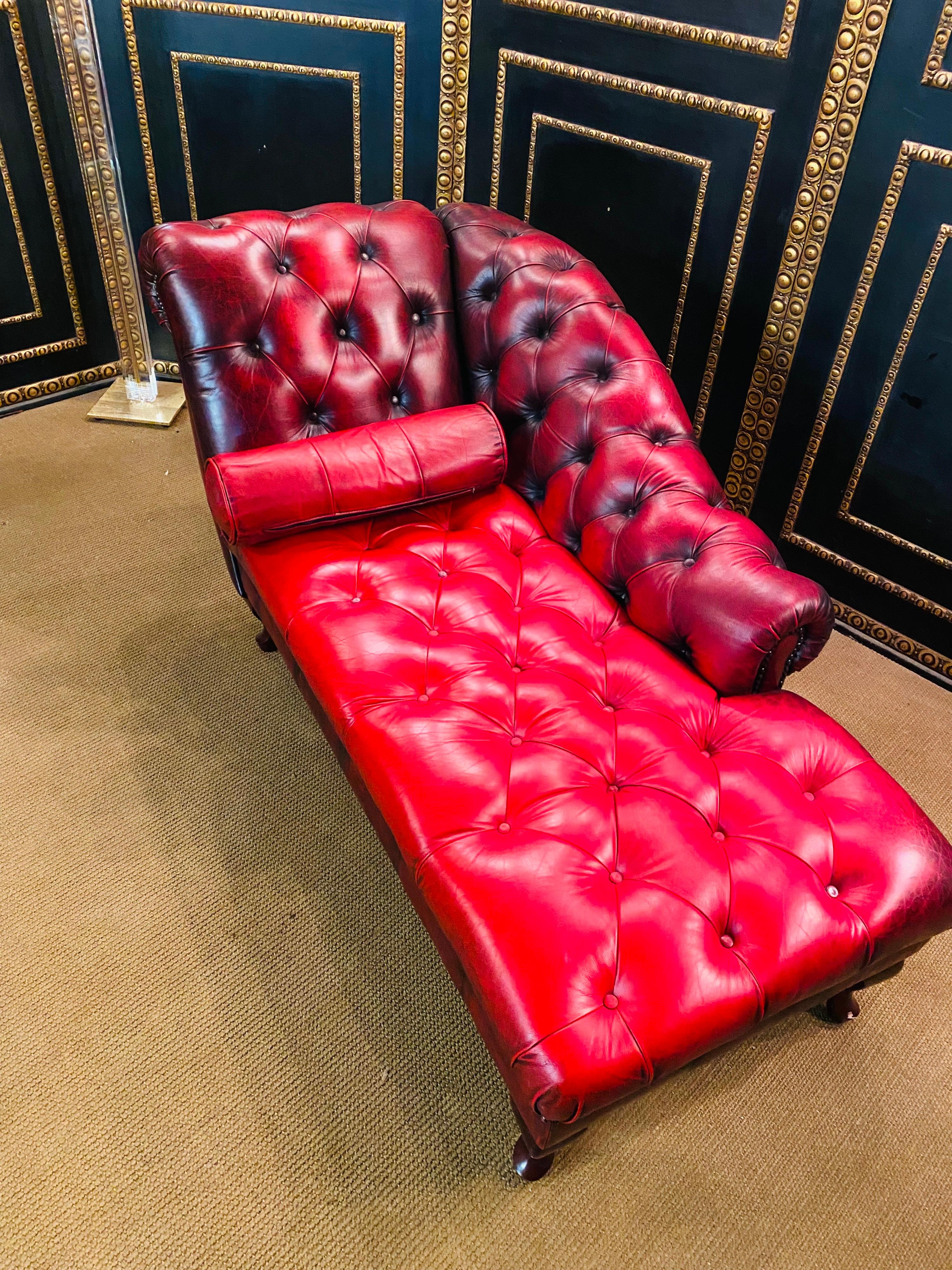 Schönes original vintage Chesterfield Rotes Leder Chaise Lounge Daybed Sofa (Englisch) im Angebot