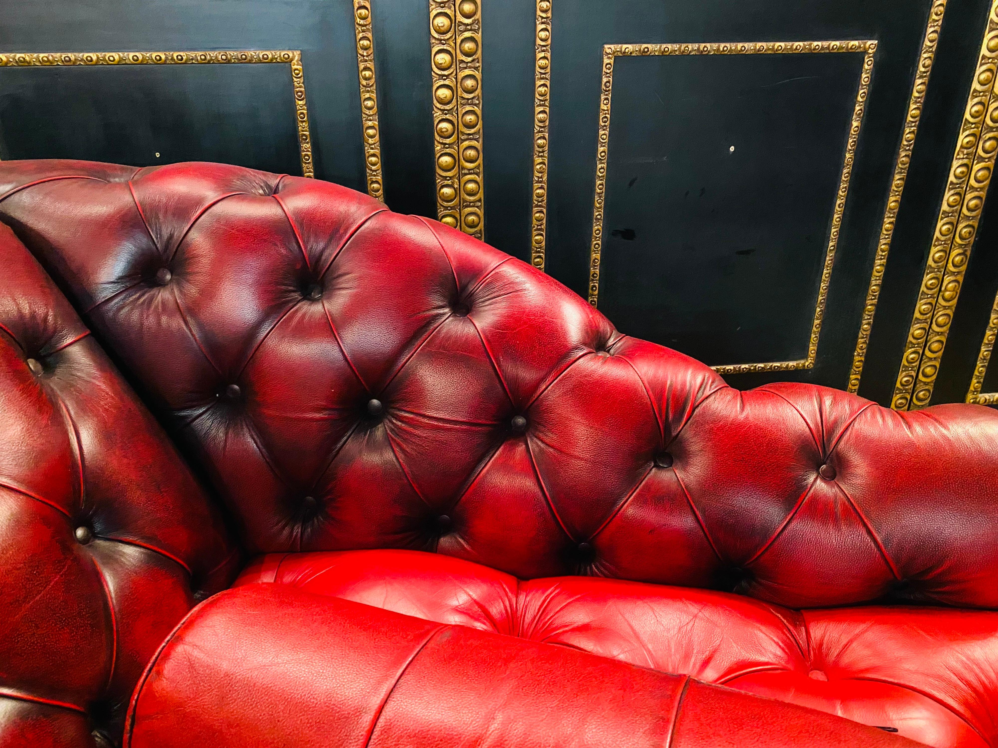 Schönes original vintage Chesterfield Rotes Leder Chaise Lounge Daybed Sofa (20. Jahrhundert) im Angebot