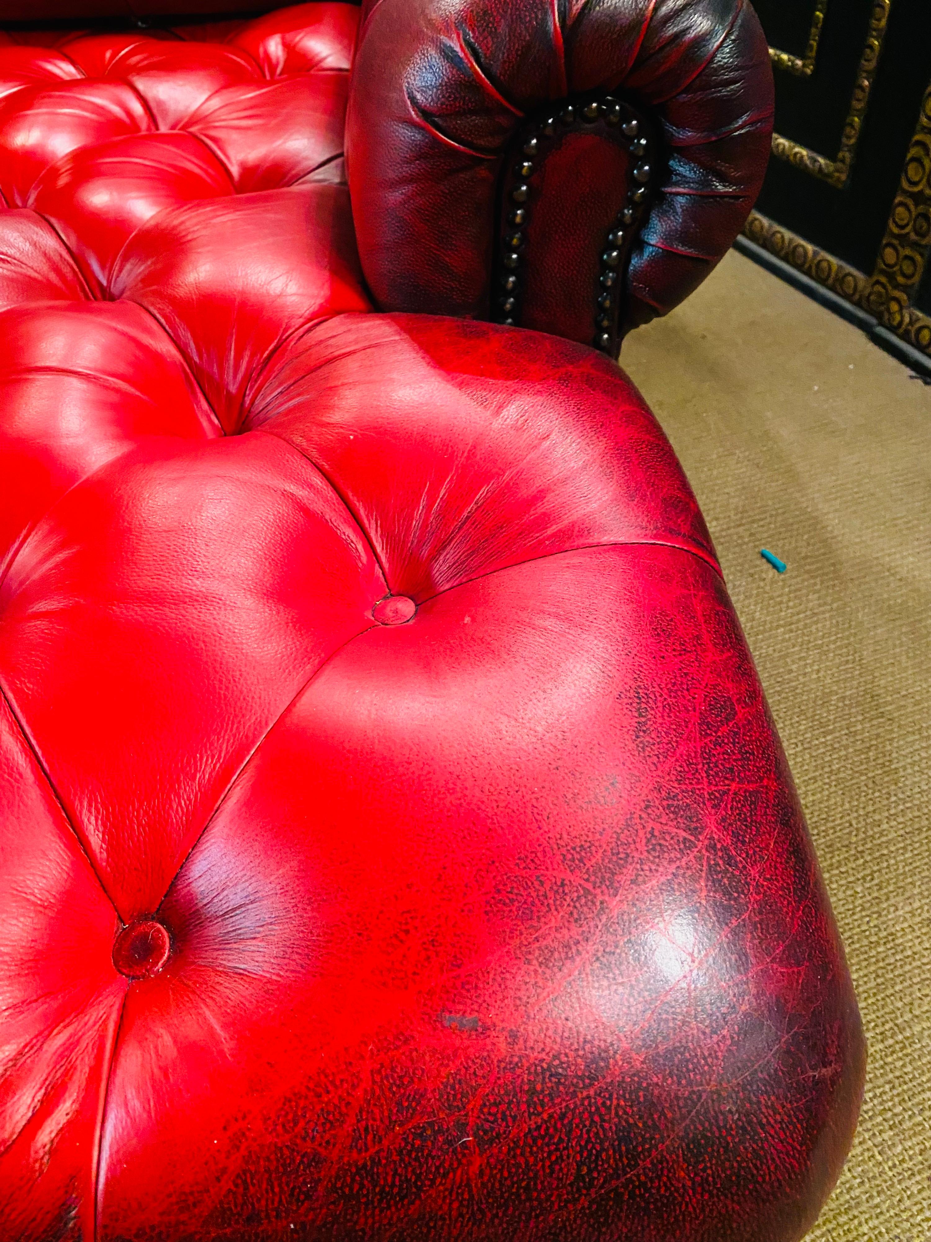 20th Century Lovely original vintage Chesterfield Red Leather Chaise Lounge Daybed Sofa For Sale