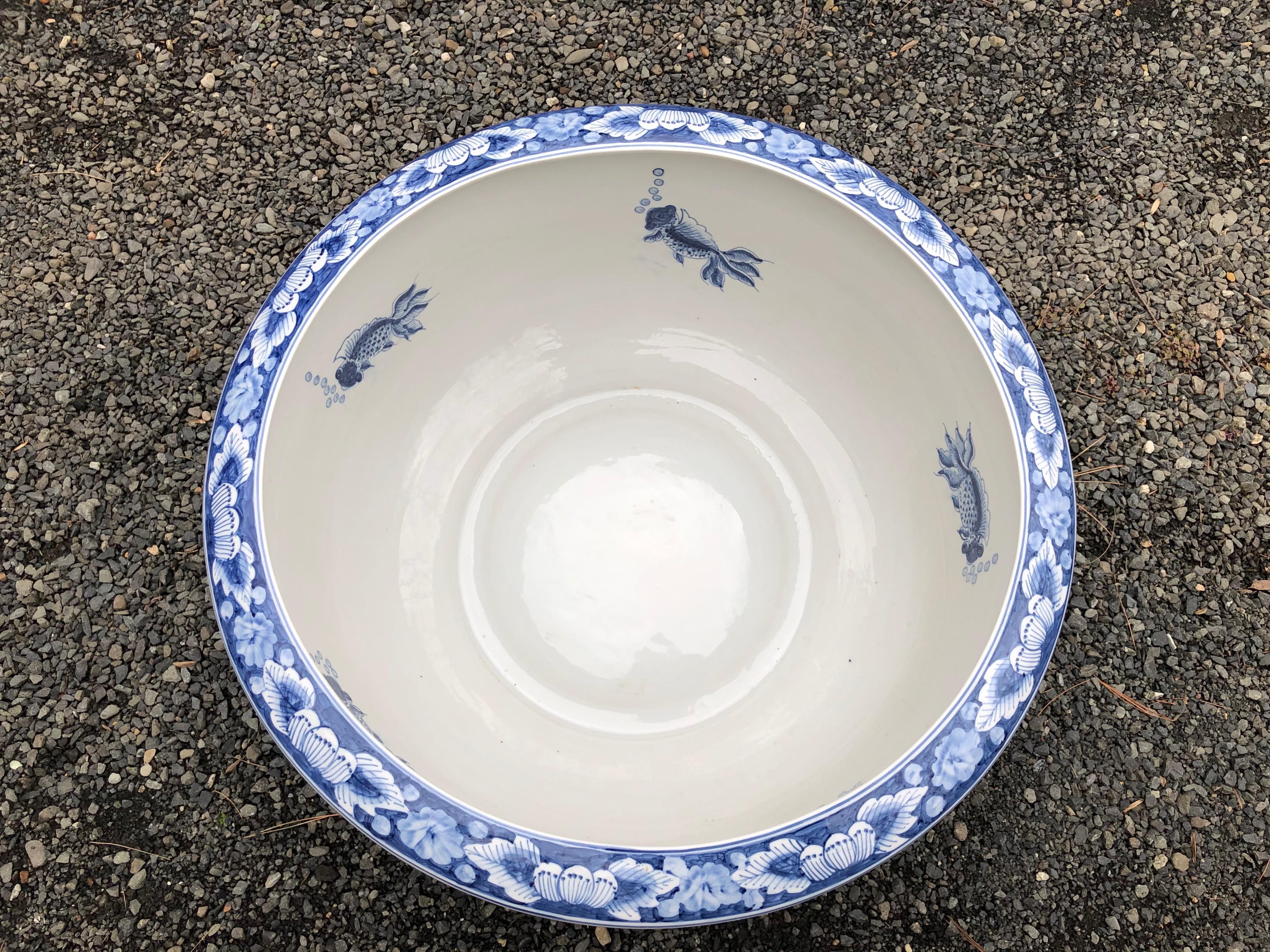 Lovely Chinese Blue and White Porcelain Planter  In Good Condition In Hopewell, NJ