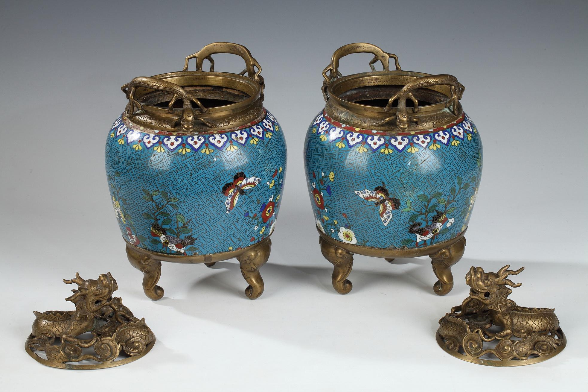 Pair of Chinese polychrome cloisonné enamel jars in a gilt bronze mounting. The body is covered with geometric baffles and flowers and butterflies ornaments, relying on a tripod base with elephants’ heads. The whole is surmounted by a ying-long
