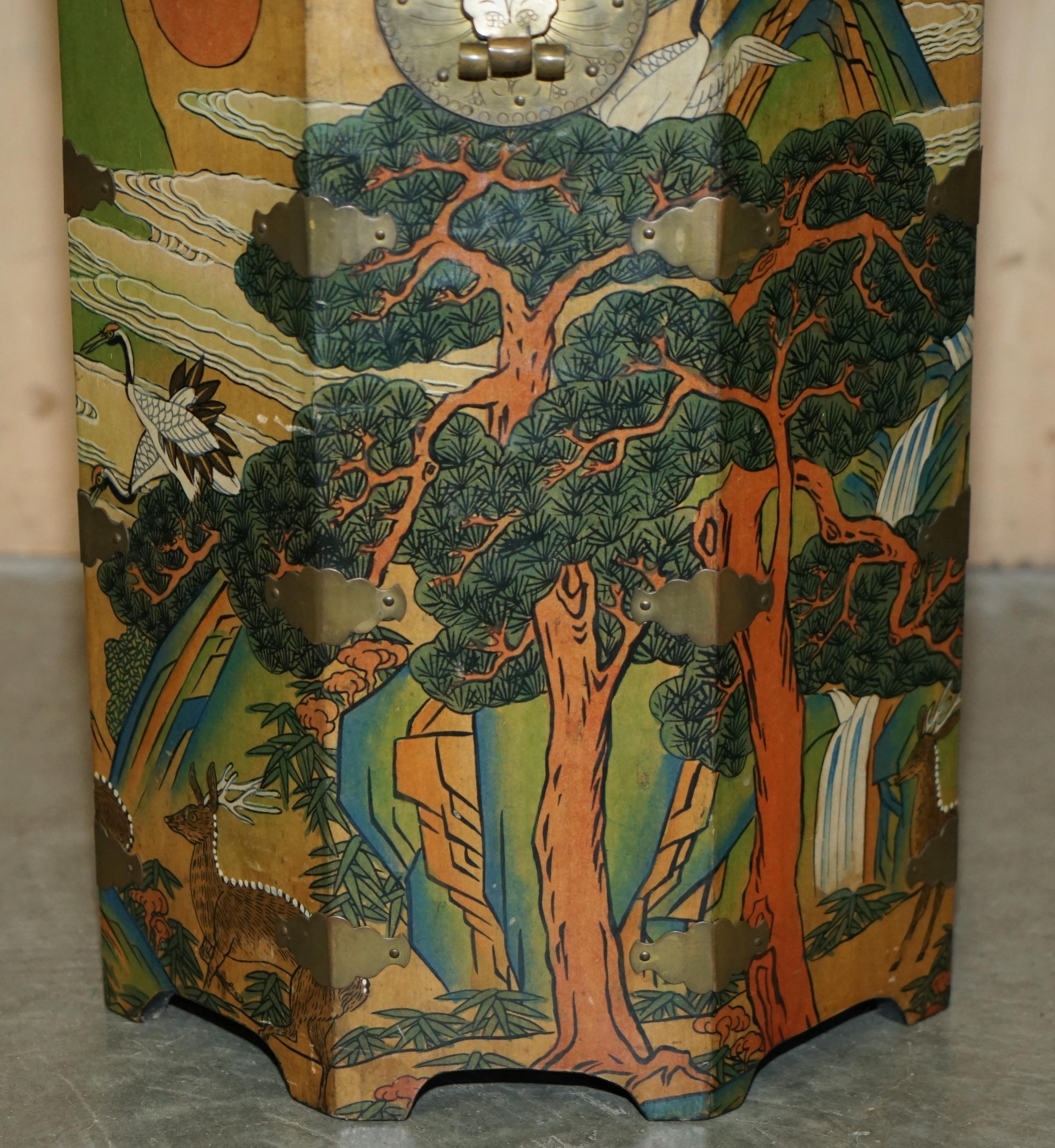 LOVELY CHiNESE ELM STORAGE TRUNK OR CHEST OF LINEN & CLOTHES, TOYS OR FOR A BIN FOR A BIN (Handgefertigt) im Angebot