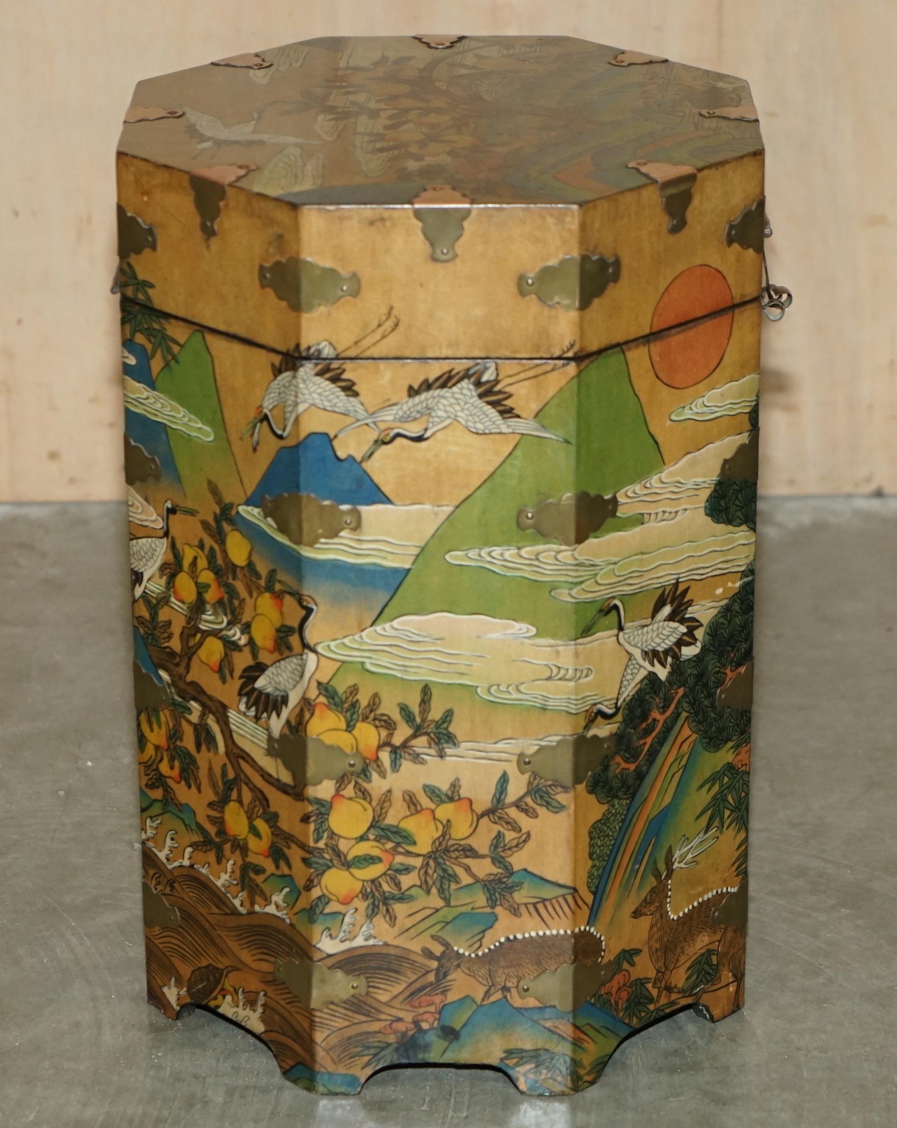 LOVELY CHiNESE ELM STORAGE TRUNK OR CHEST OF LINEN & CLOTHES, TOYS OR FOR A BIN FOR A BIN (20. Jahrhundert) im Angebot