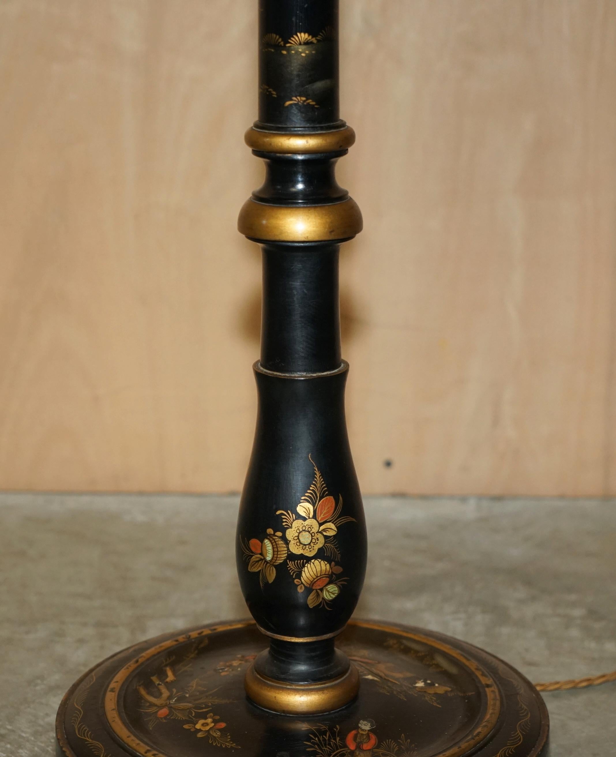 LOVELY CHINESE EXPORT CIRCA 1920 ANTIQUE CHINOiSERIE BLACK LACQUER FLOOR LAMP For Sale 5