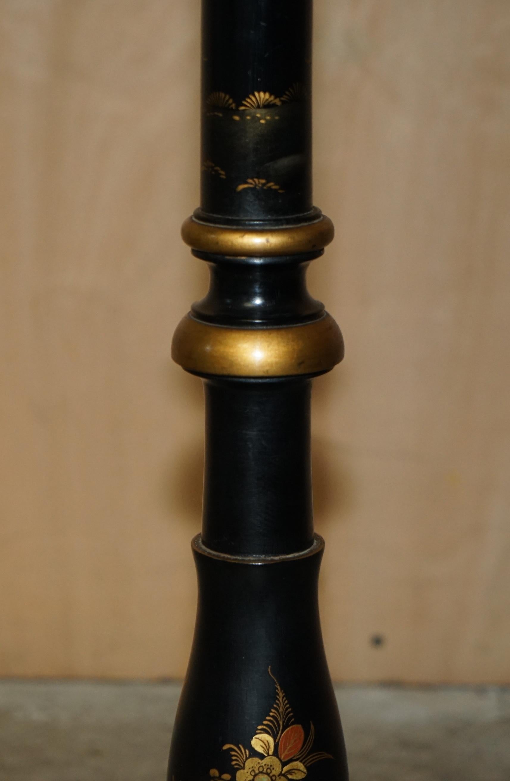 LOVELY CHINESE EXPORT CIRCA 1920 ANTIQUE CHINOiSERIE BLACK LACQUER FLOOR LAMP For Sale 6