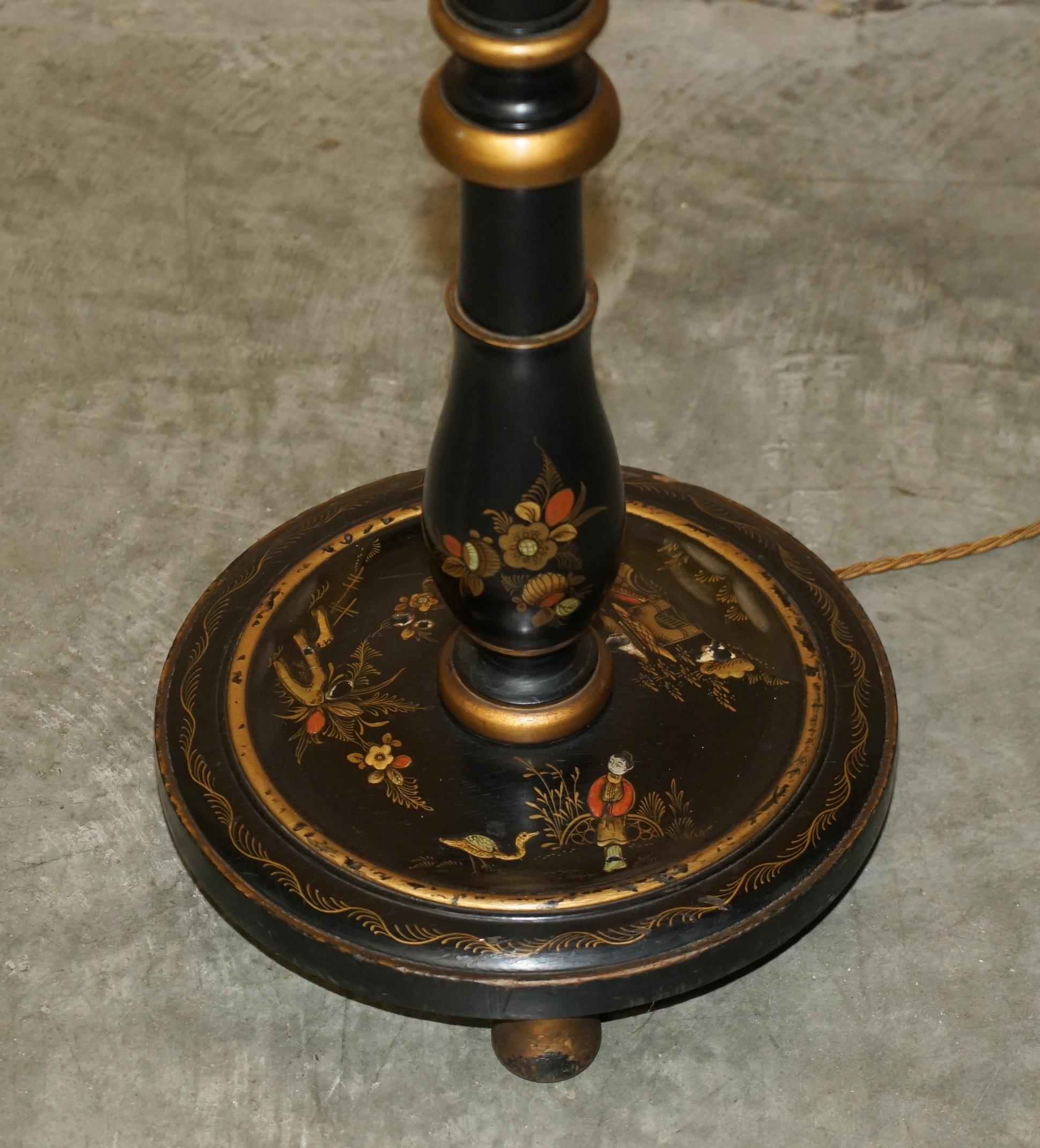 Chinese Export LOVELY CHINESE EXPORT CIRCA 1920 ANTIQUE CHINOiSERIE BLACK LACQUER FLOOR LAMP For Sale