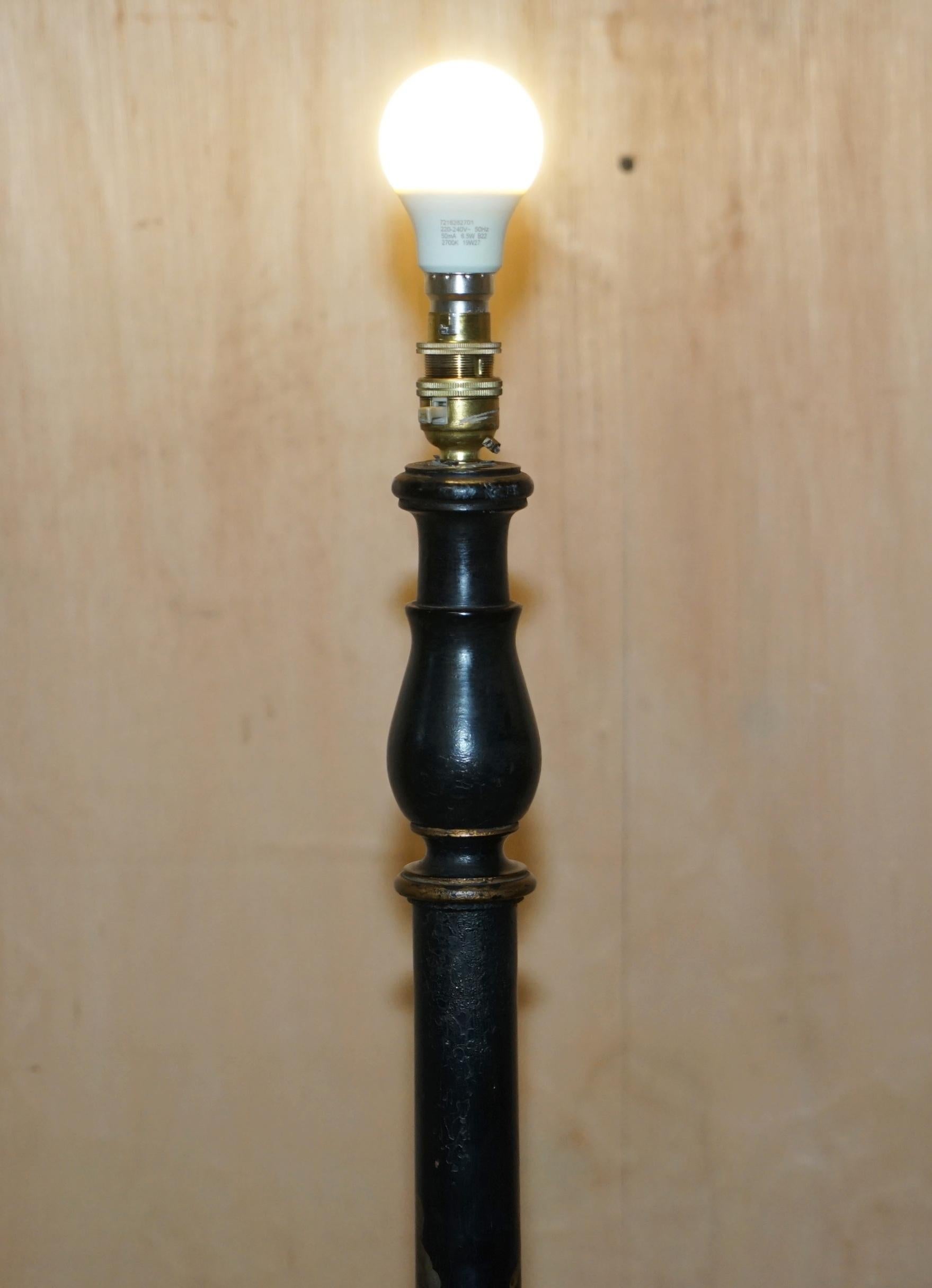 LOVELY CHINESE EXPORT CIRCA 1920 ANTIQUE CHINOiSERIE BLACK LACQUER FLOOR LAMP For Sale 1