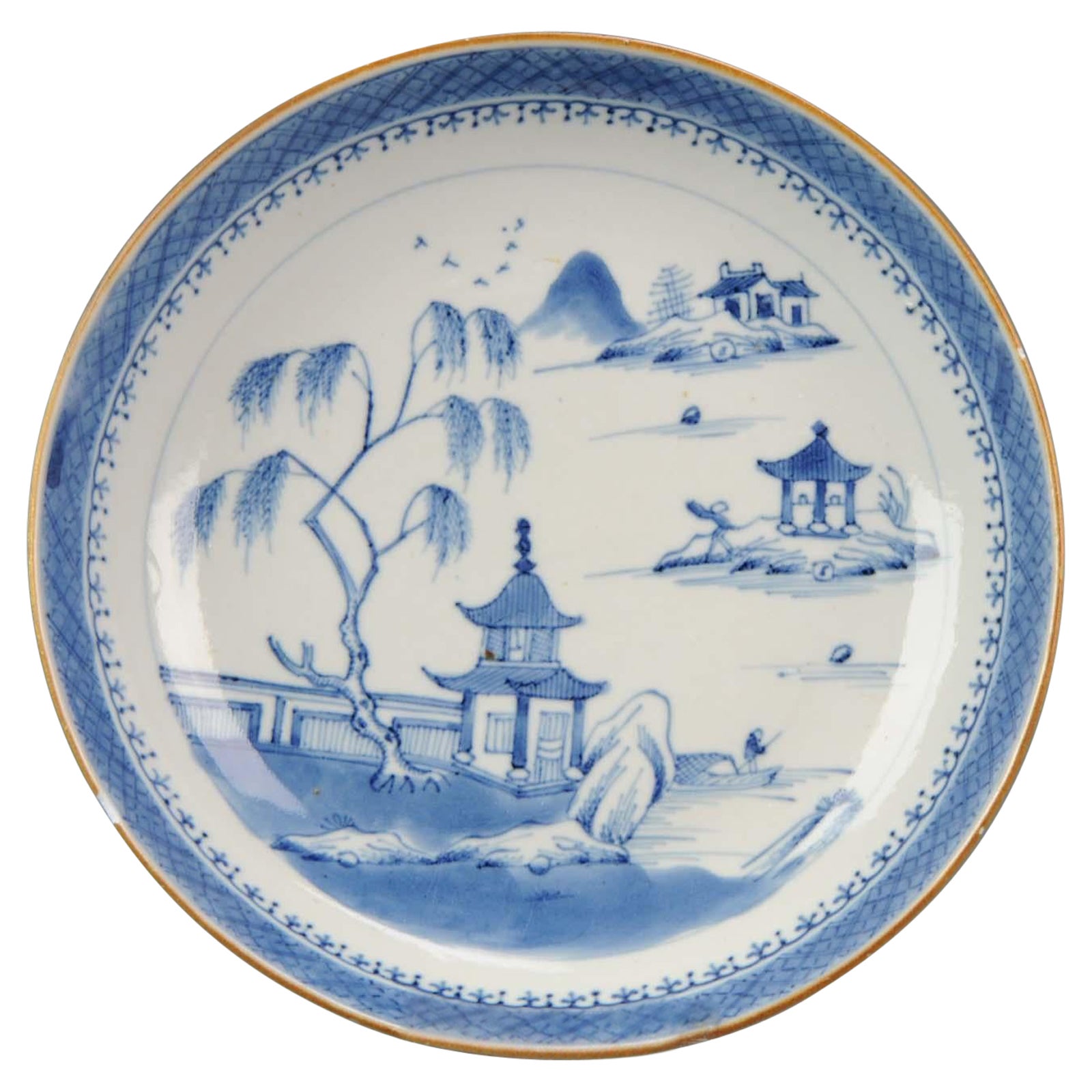 Grazioso piatto cinese Qianlong blu e bianco con paesaggio, XVIII secolo