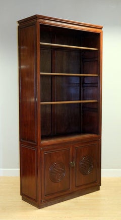 Grazioso mobile libreria cinese in teak con base a plinto e ante intagliate