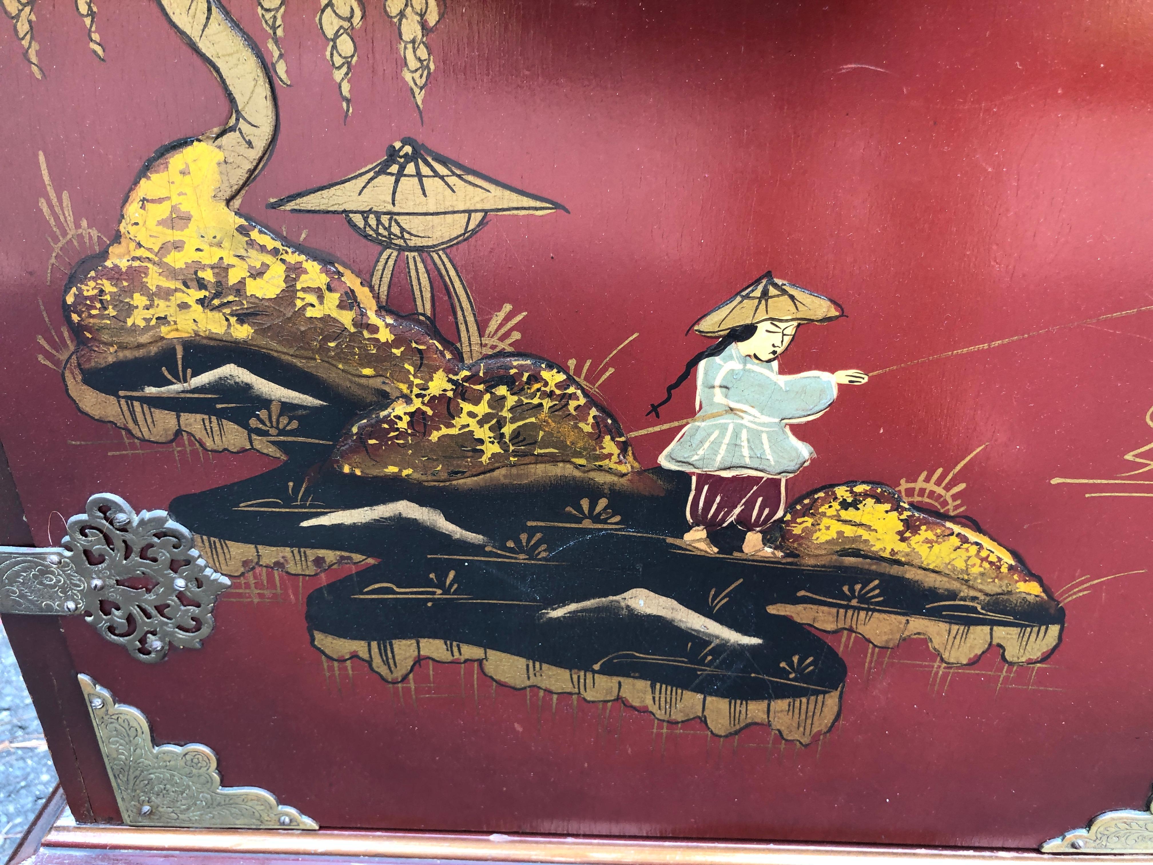 Milieu du XXe siècle Ravissante armoire de bar en lin chinoiseries peinte à la main  en vente