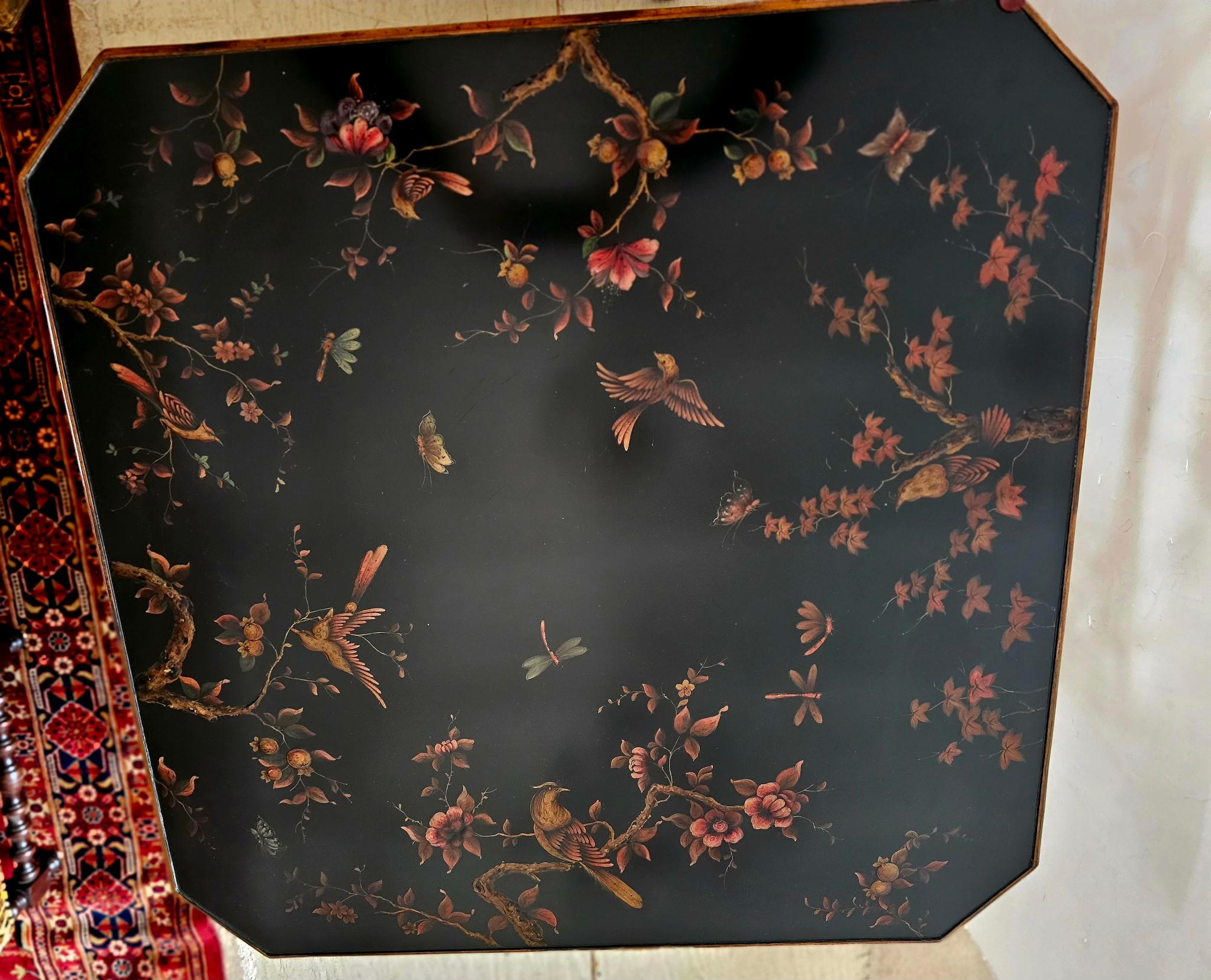 Jolie table de jeu laquée de style chinoiserie avec base en bambou couleur miel.  Le dessus est magnifiquement décoré d'un fond noir et de feuillages et d'oiseaux orange rougeâtre.