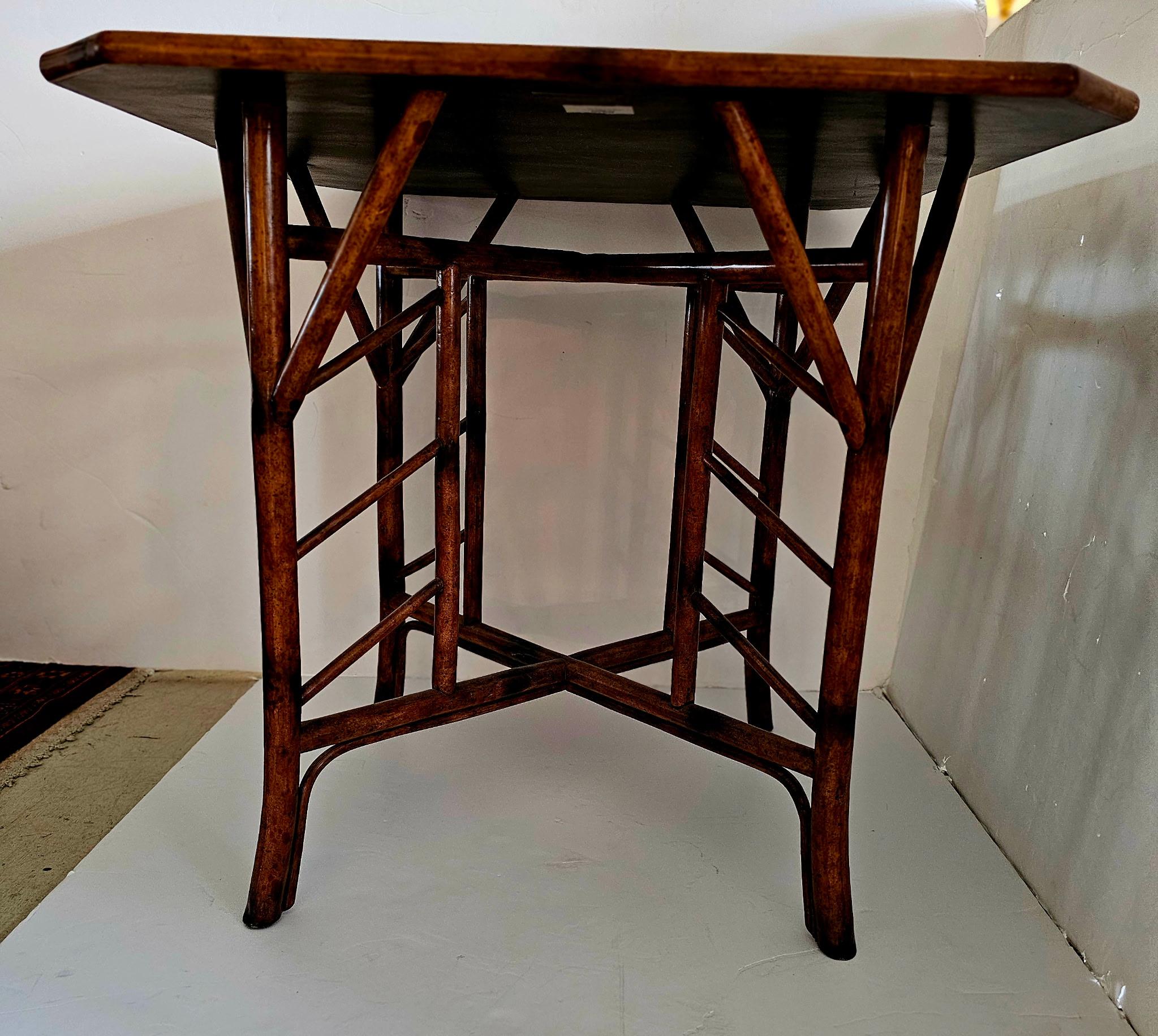 Vietnamien Magnifique table à manger ou table de jeu ancienne en bambou et plateau laqué Chinoiserie en vente