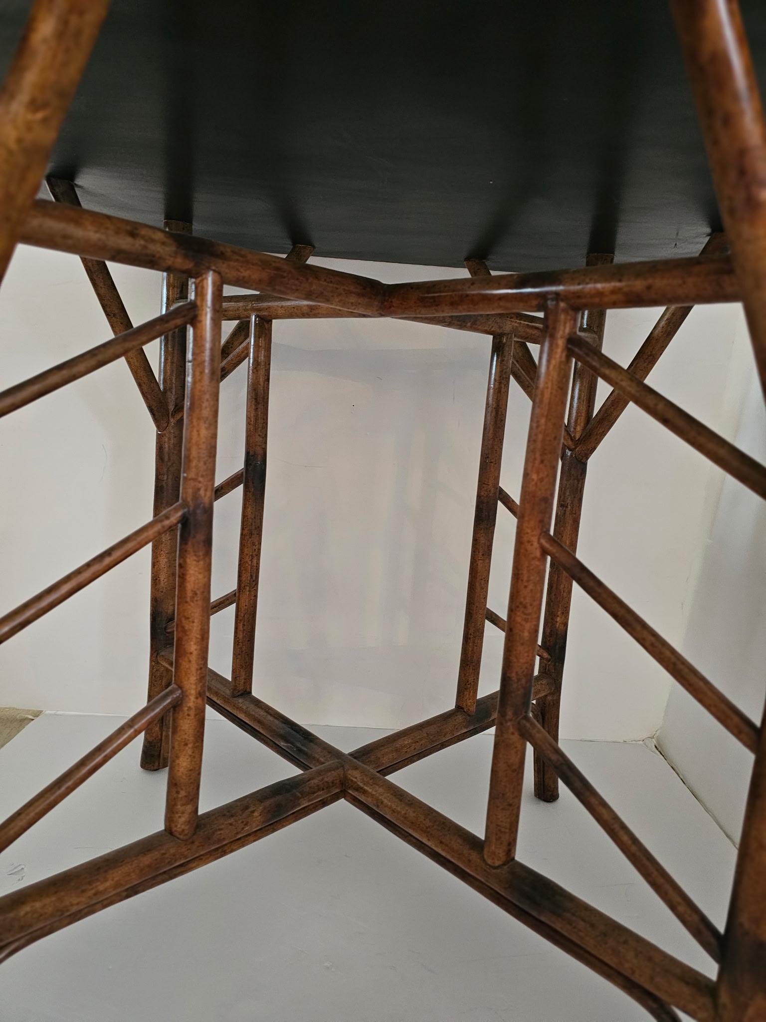 Magnifique table à manger ou table de jeu ancienne en bambou et plateau laqué Chinoiserie Bon état - En vente à Hopewell, NJ