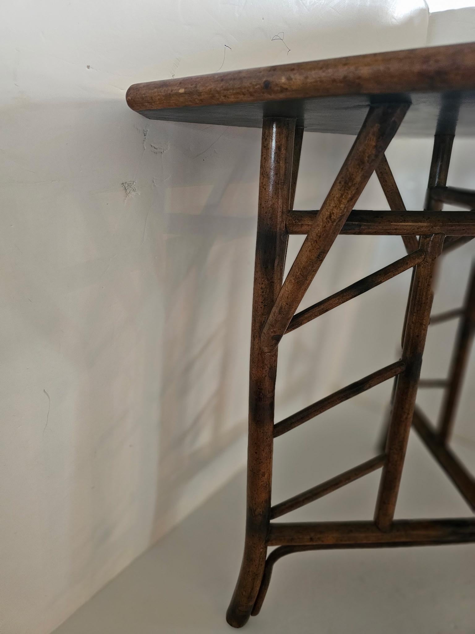 Bambou Magnifique table à manger ou table de jeu ancienne en bambou et plateau laqué Chinoiserie en vente