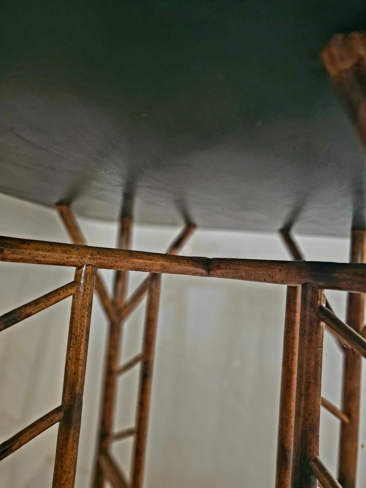 Magnifique table à manger ou table de jeu ancienne en bambou et plateau laqué Chinoiserie en vente 1