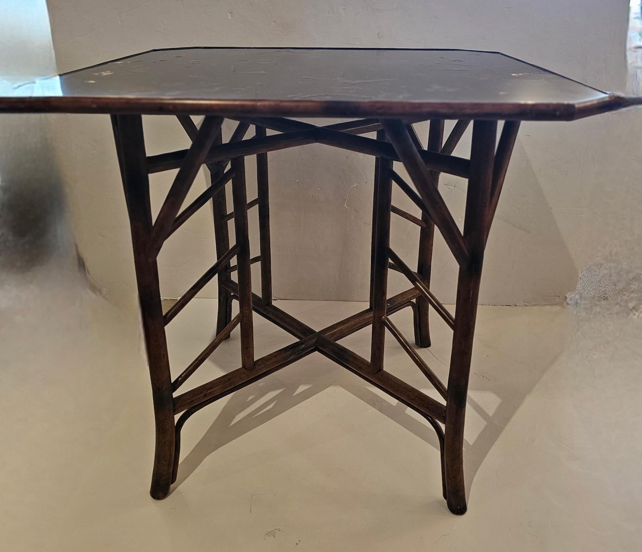 Magnifique table à manger ou table de jeu ancienne en bambou et plateau laqué Chinoiserie en vente 2