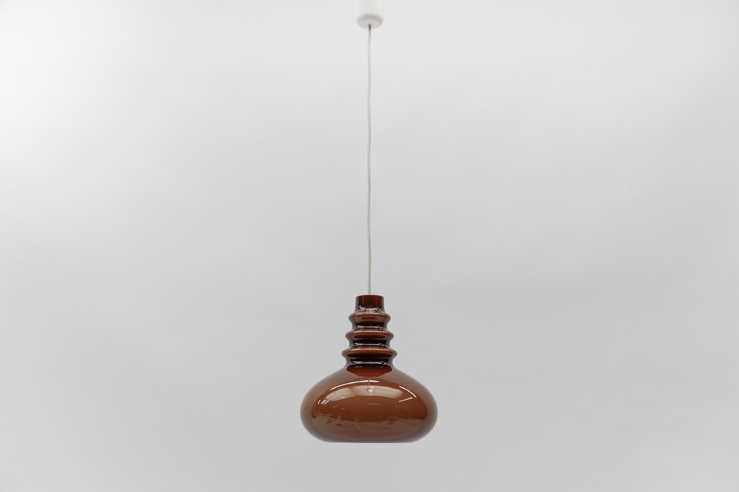Lovely Choco Brown Glass Ceiling Lamp by Peill & Putzler, 1960s

The lamp need 1x E27 / E26 Edison screw fit bulb, is wired, in working condition and runs both on 110 / 230 volt.

Light bulbs are not included.

It is possible to install this fixture