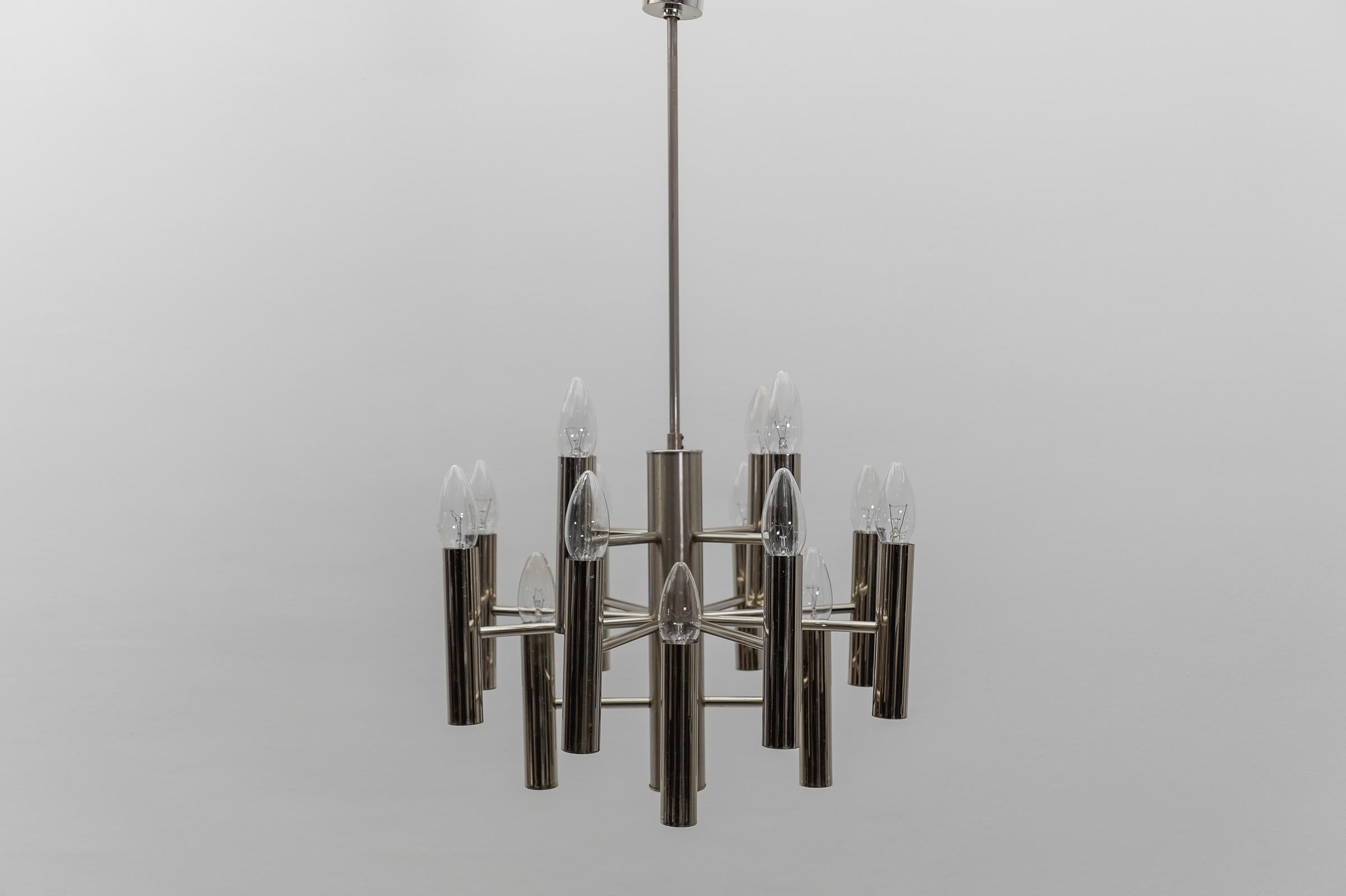 Questo pezzo è una lampada Sputnik cromata a 16 bracci degli anni '60. Ha una presa E14.

Molto elegante e decorativo.

Le lampadine non sono incluse.

È possibile installare questo apparecchio in tutti i paesi (Stati Uniti, Australia, Asia, Regno
